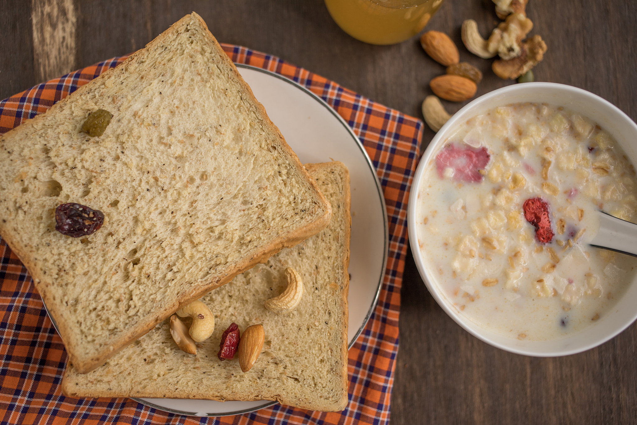 有没有一款简单+营养+充饥的早餐推荐一下？ 请以该问题写一篇不少于2000字的新媒体回答要求内容丰富、有信息量、有独创性、有中心思想体现有价值的观点、看法和思考能够帮助读者开拓眼界、带来帮助和引发共鸣