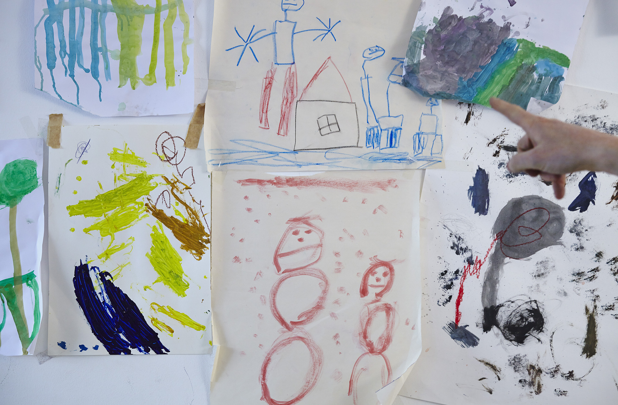 请写出论文绘画材料在小班美术教学活动中的运用的参考文献