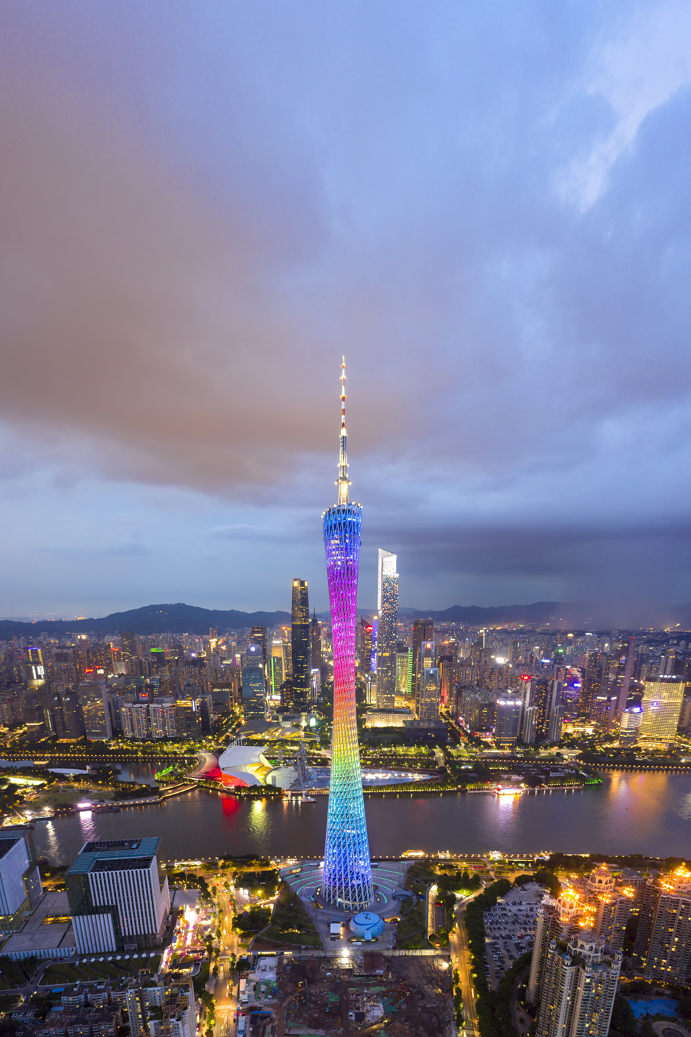 搬拍中国广州地标建筑广州塔夜景