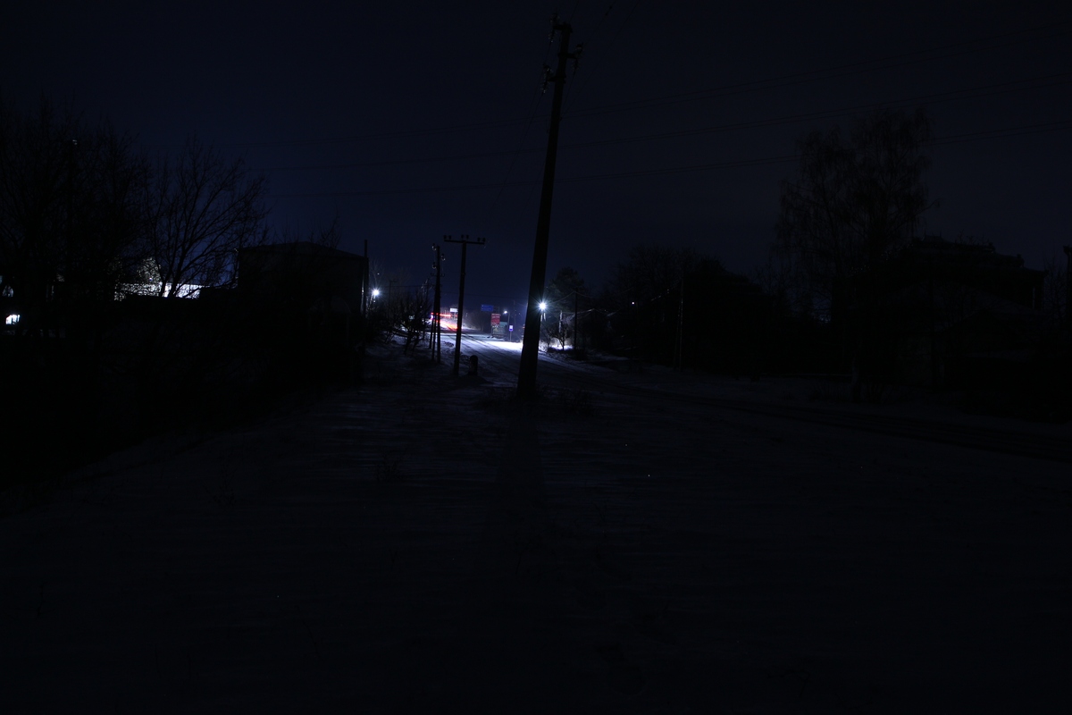 夜晚的街道,背景是马法光