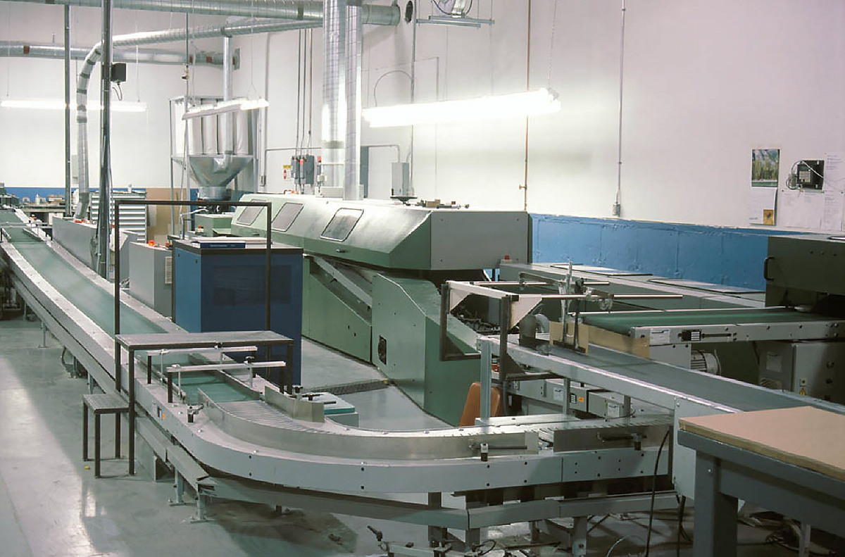 目前我国的进口设备大多是国内不能制造或达不到使用技术要求的大型高速饮料灌装机、贴标机、组合电子秤等。例如国内很多乳品企业都使用利乐公司的包装生产线。尽管利乐公司免去了引进生产线的费用但是利乐包装袋贴标机的价格几乎占到了产品成本的一半。这些企业宁愿承受高额的包装费用却不愿意换用国产的包装其实就是因为害怕包装的质量会影响其产品的品质。但随着中国国际化步伐的逐渐加快食品包装机械以每年18的速度递增高于我