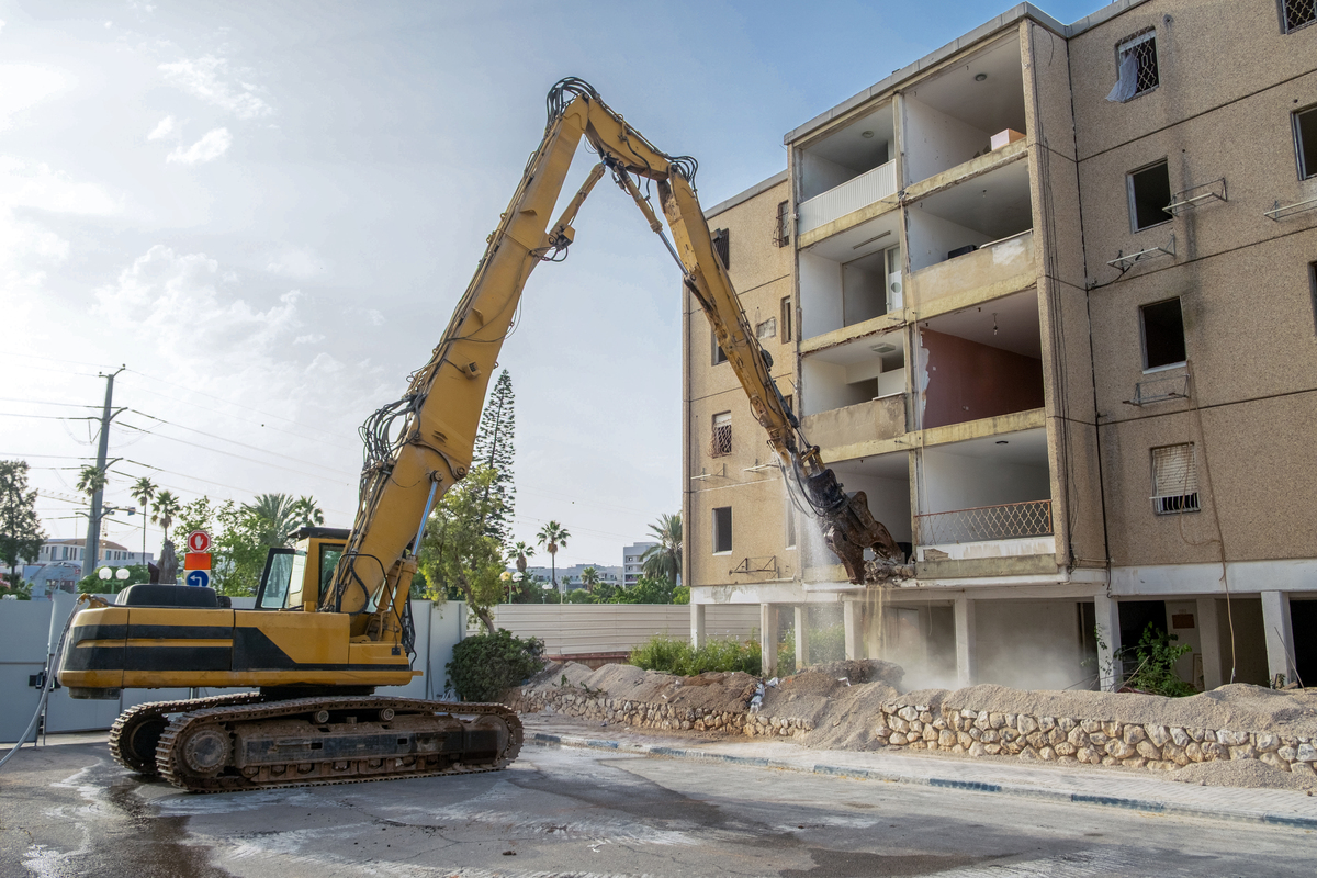 建筑工程实习生参与旧房拆除作业全过程