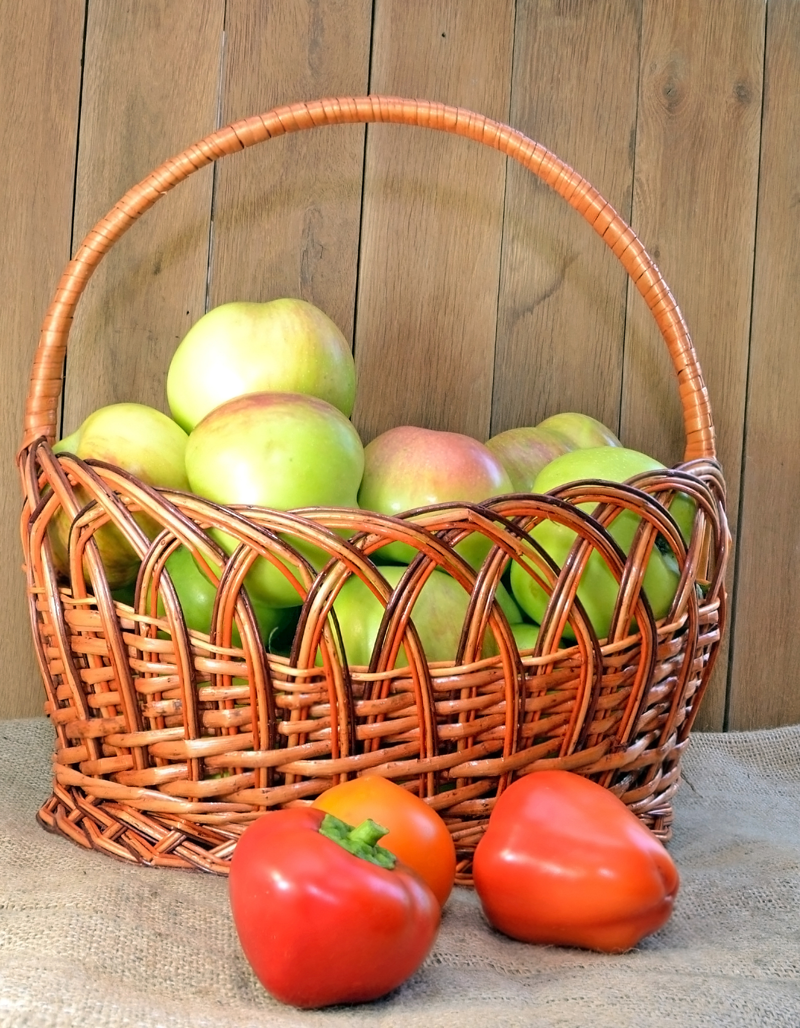 用散文体裁重新编辑以下文字最近一个在美国亚马逊上售卖的搪瓷水果篮引起了中国网友的广泛关注。不仅是因为它的标价是国内售价的15倍更是因为这个被描述为传统中式古董的产品实质上在中国是作为痰盂或儿童便盆来使用的。