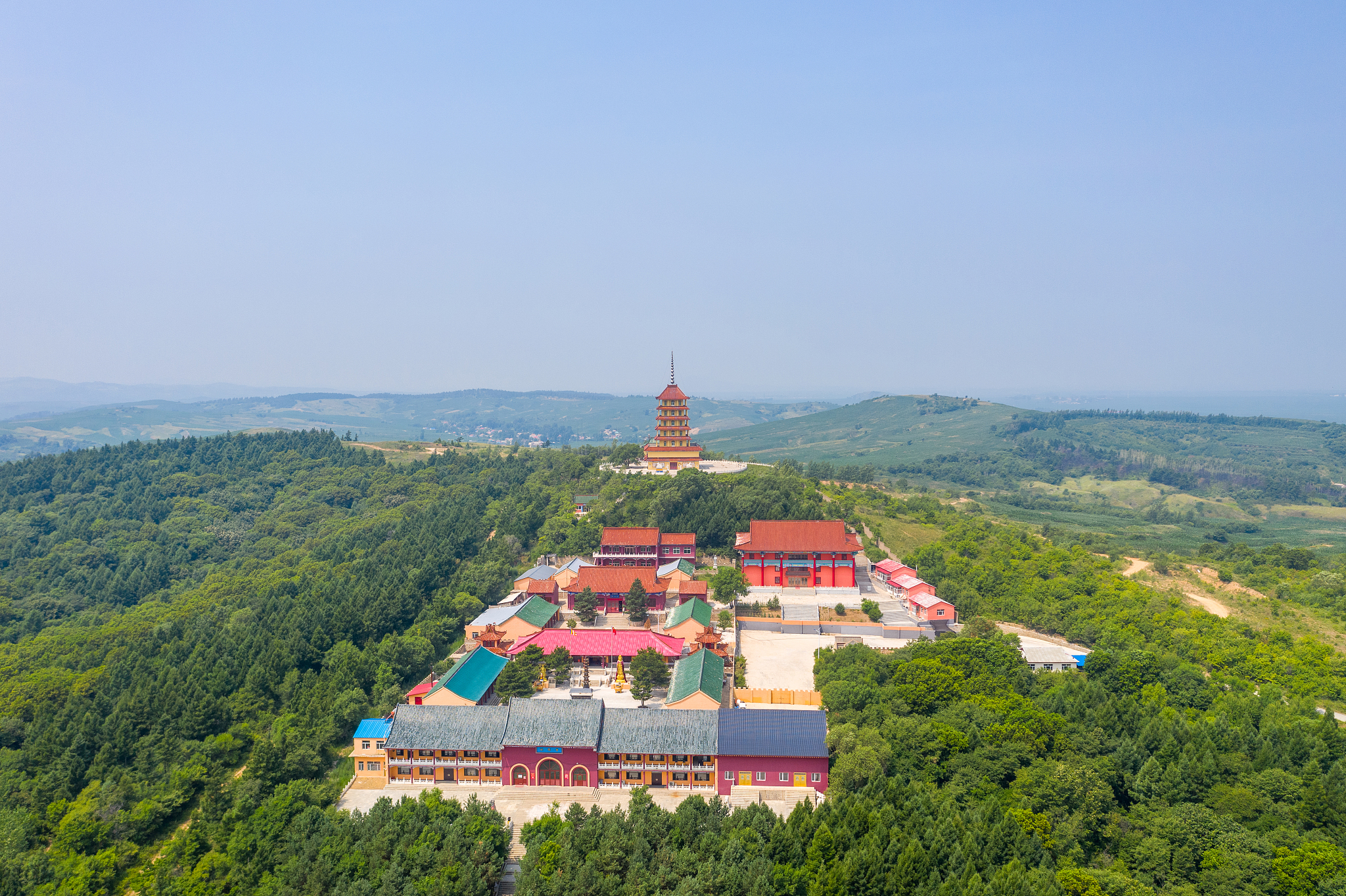 吉林省伊通满族自治县南山旅游风景区山顶寺庙航拍
