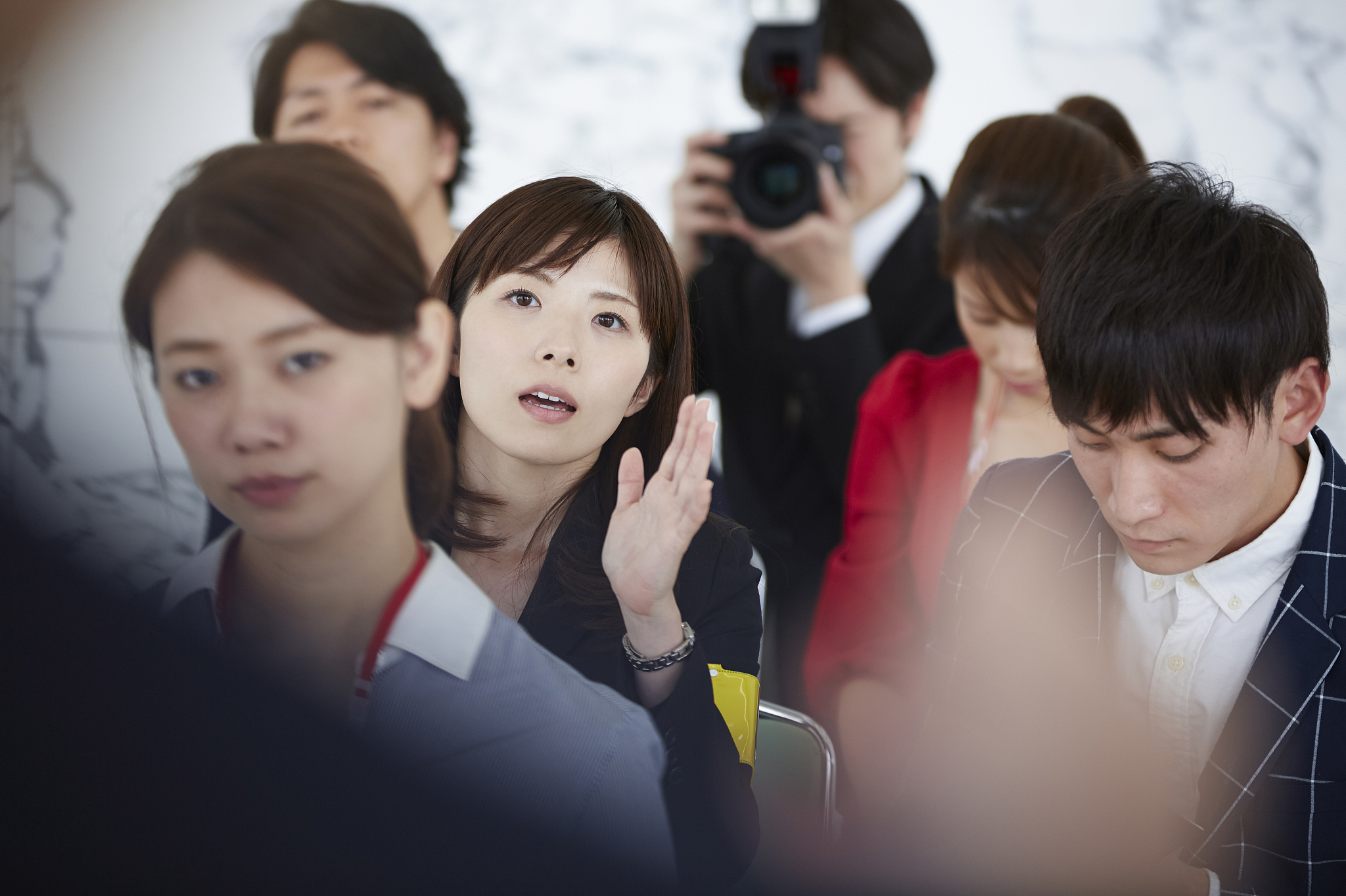 基于影片《82年生的金智英》请你简单谈谈韩国社会中社会对女性角色的定义是怎么样的？金智英的疾病的社会来源是什么？