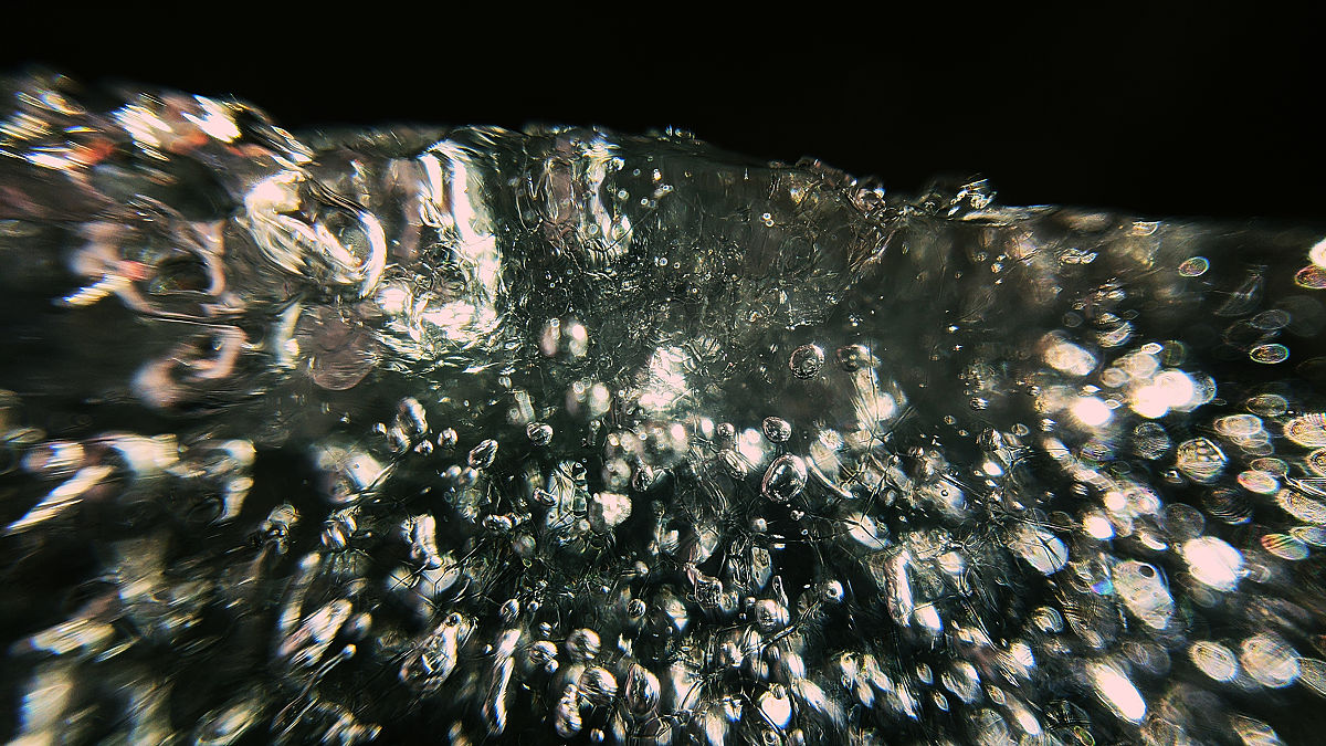 月球陨石坑成因实验：模拟与分析