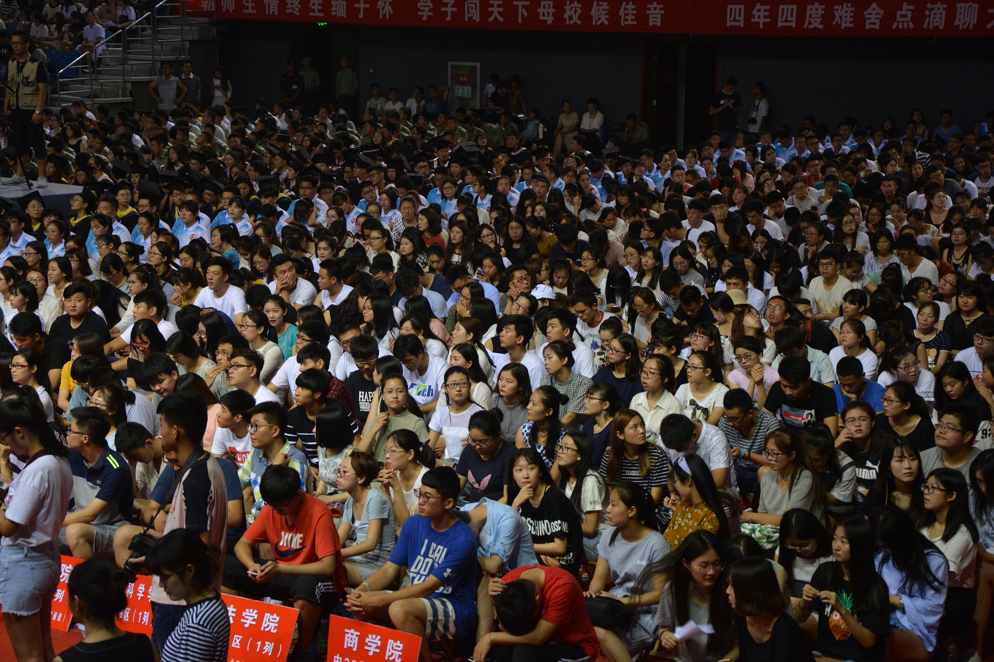 写1000字的文本阐述实验教学示范中心独立或联合国内外高校开展教学研究情况承担国家、区域和高校教学改革项目情况。