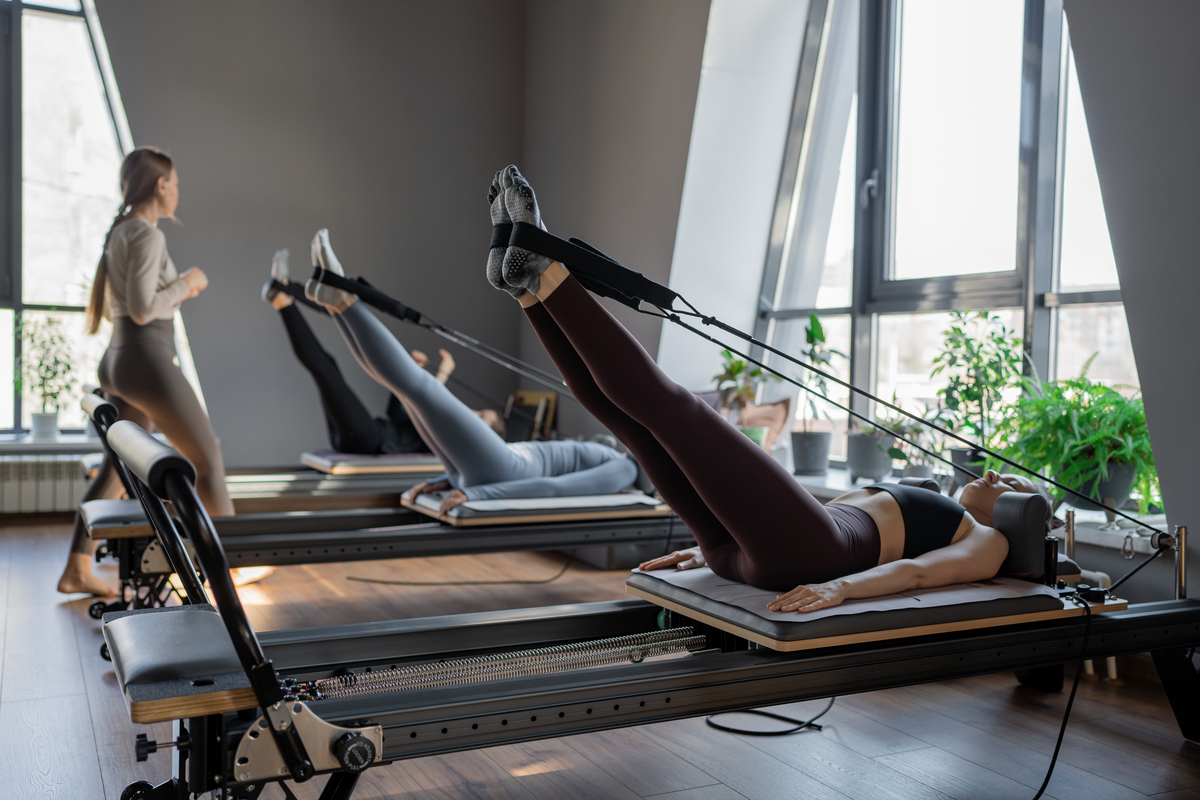 美国健身房常见的有氧运动：跑步机、椭圆机、自行车、划船机、跳绳