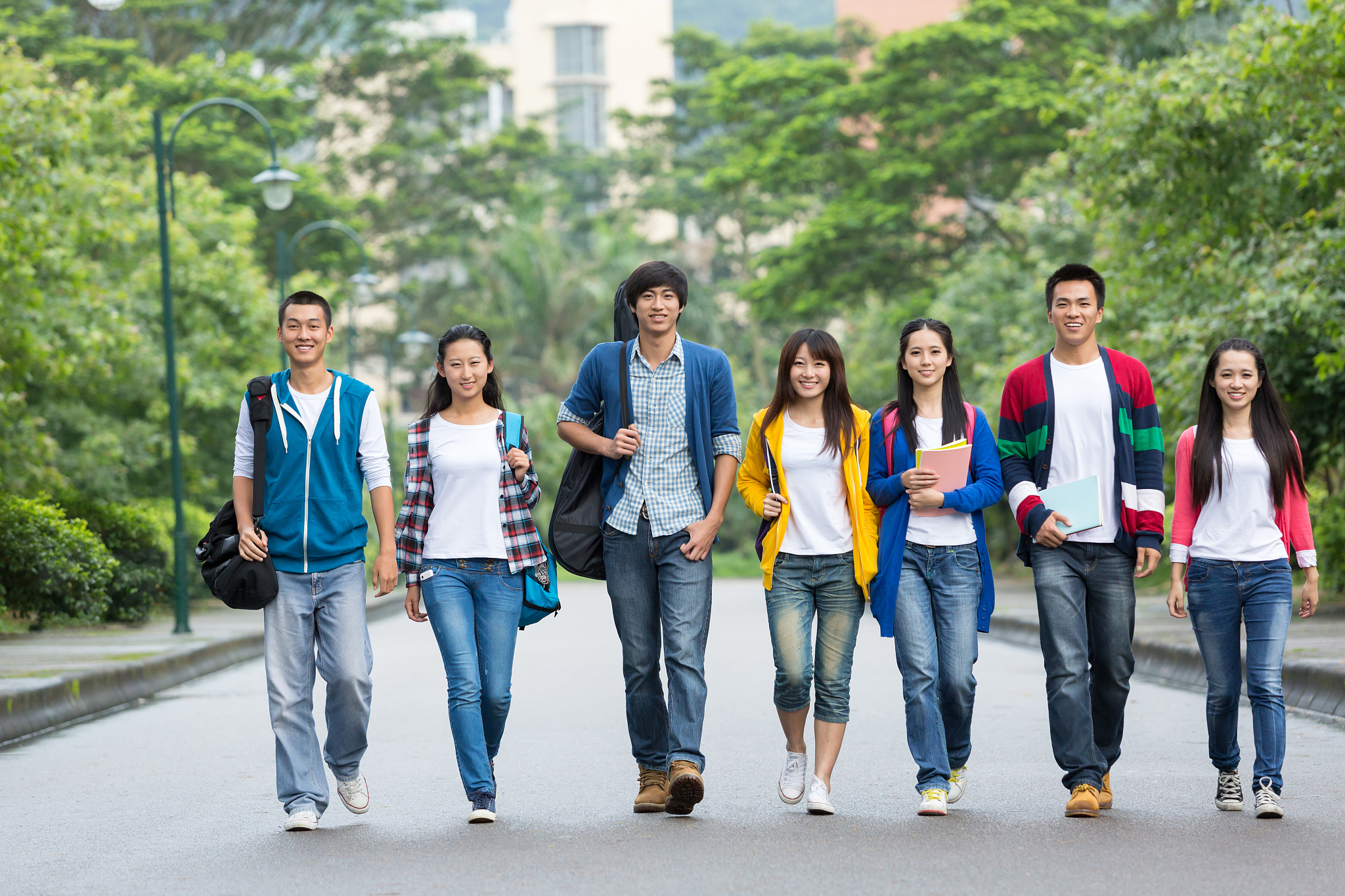 大学校园青春：活力、友谊、梦想与未来