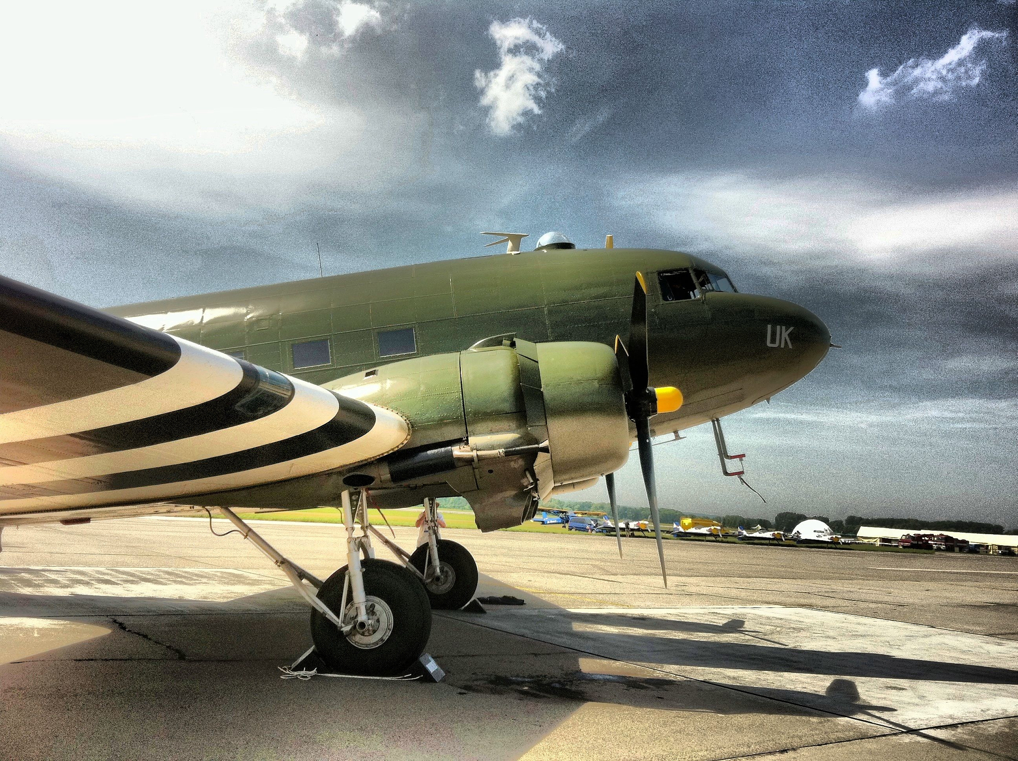 中国第一架喷气式飞机由谁主持设计