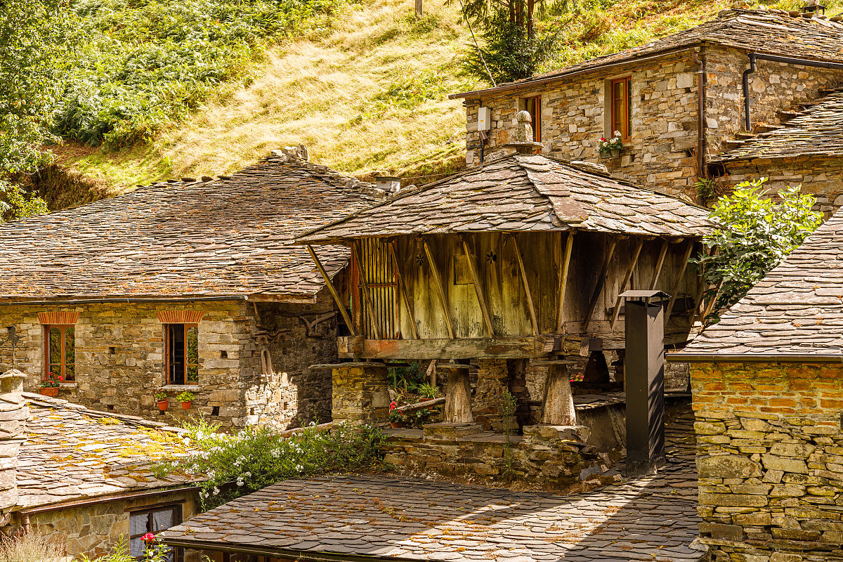 翻译To be able to immerse themselves in the environment they are studying researchers first have to access the field by explaining the nature and aims of their research to potential study participants a