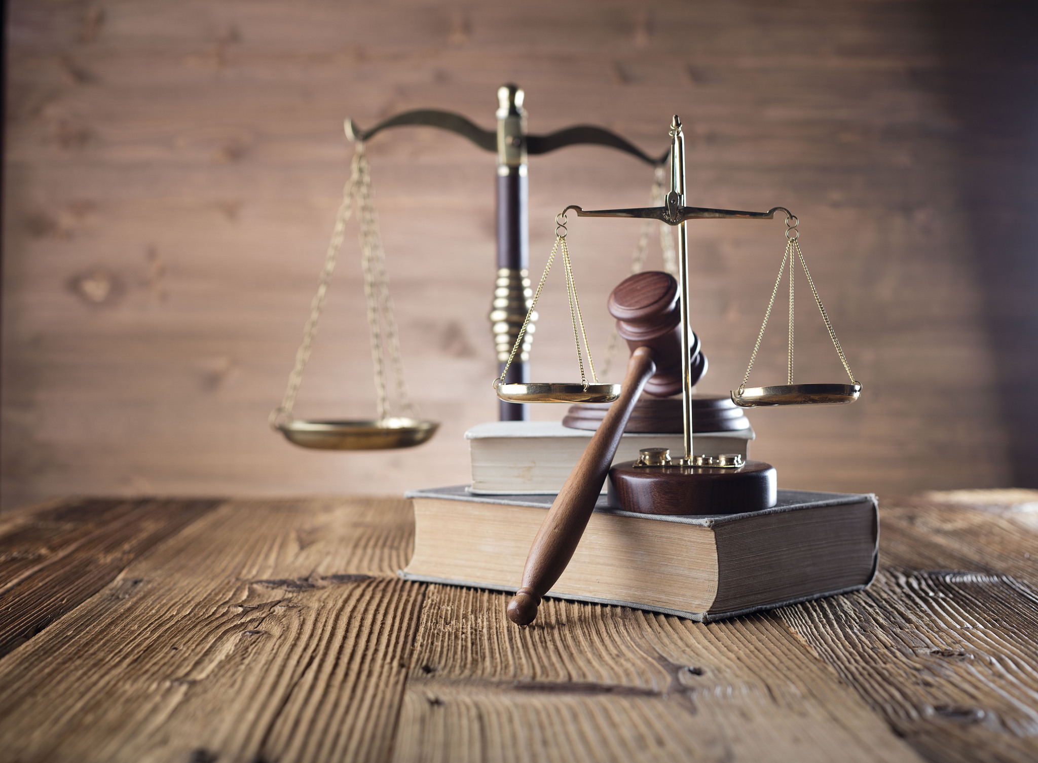 描述如何公正判决