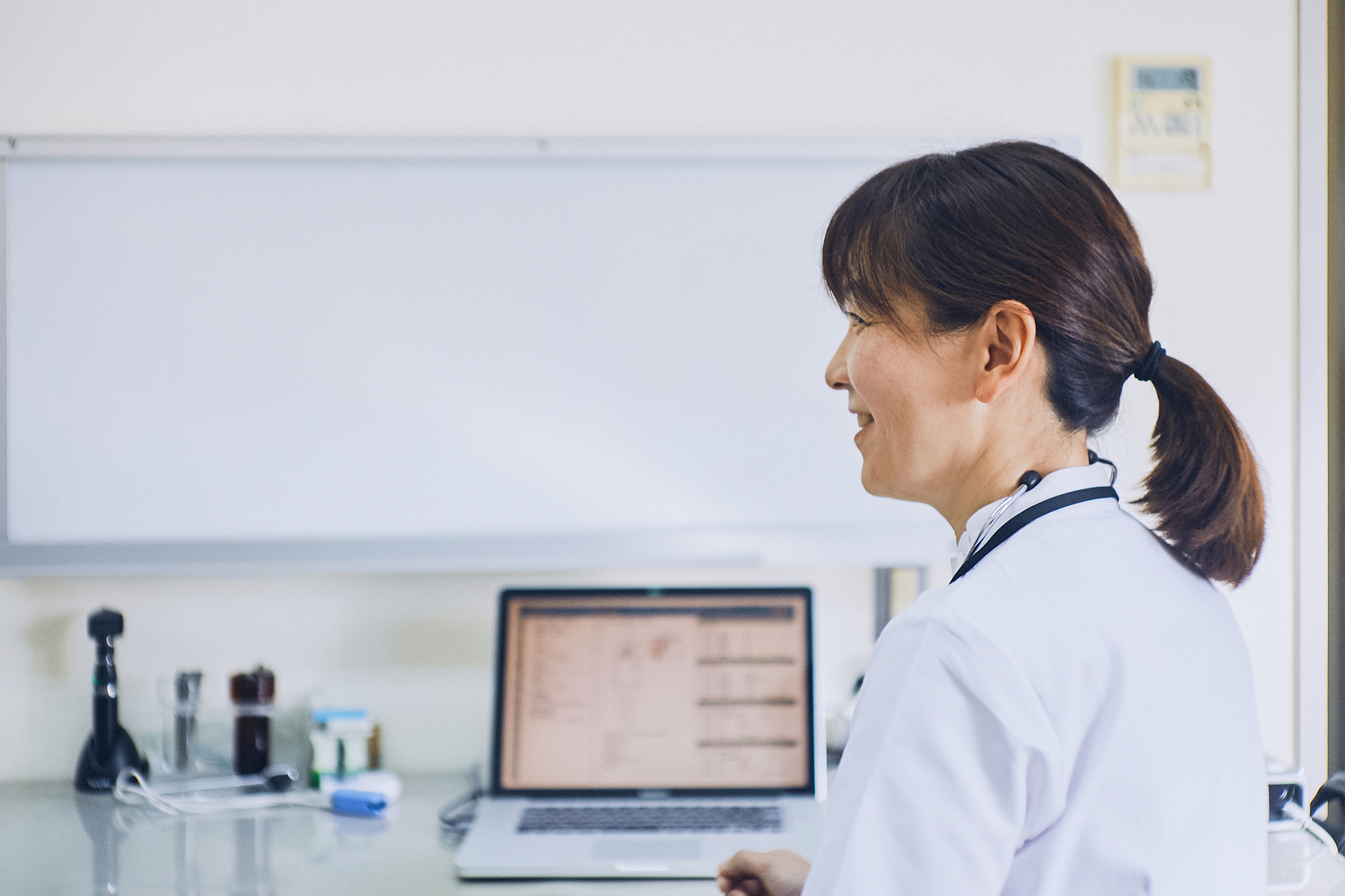 重庆卫校毕业生就业方向：医院、社区、药店、医疗器械公司等