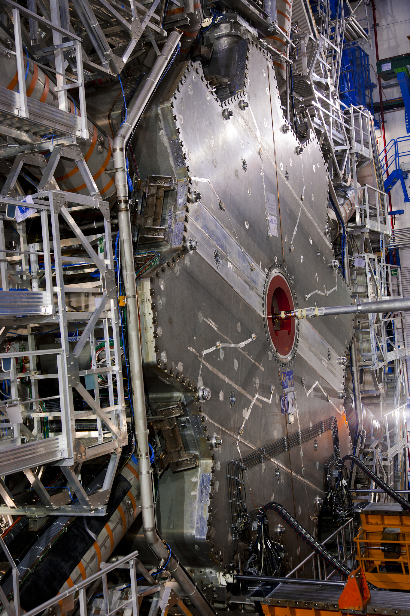 给有关大型强子对撞机的论文写中文概述