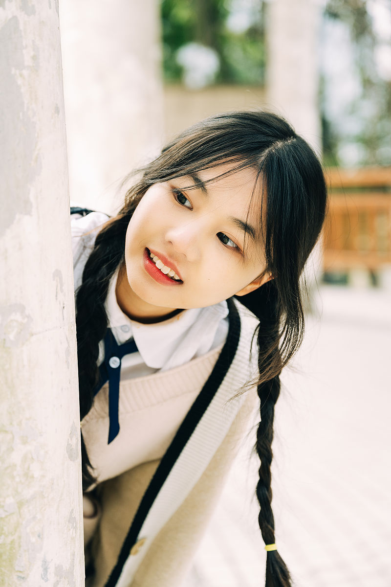 年轻美丽的亚洲女孩在阳光下