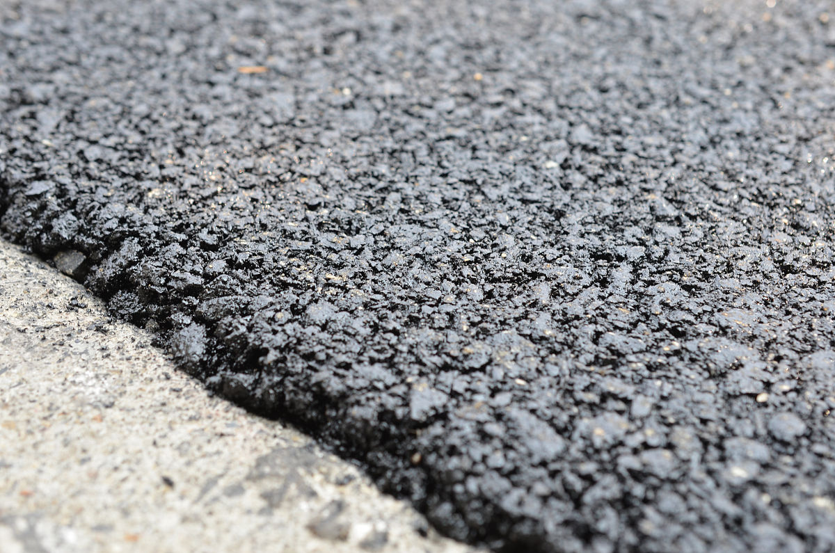 沥青分为哪几种胶体结构？与其技术性质有何关联帮我用200字详细描述