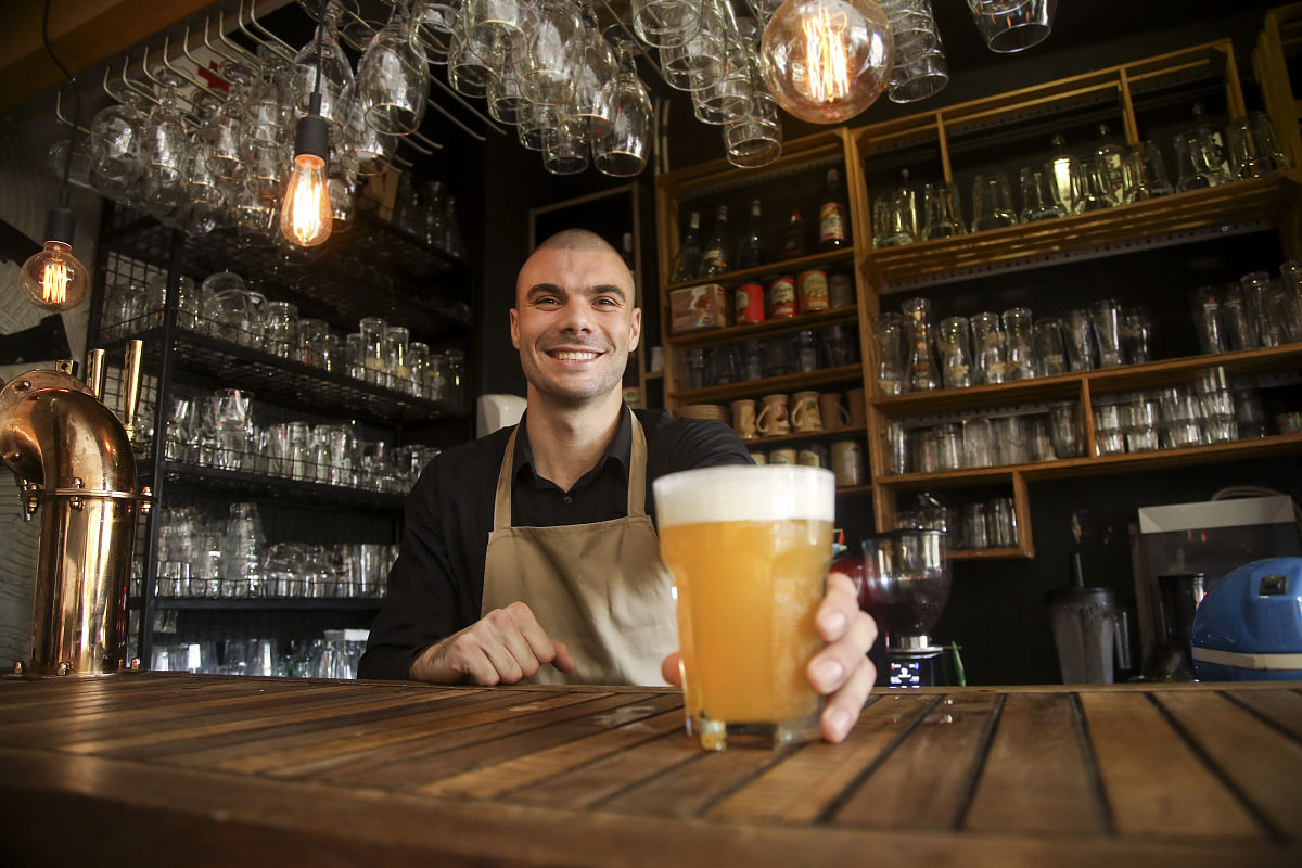 写个探店酒馆的文案