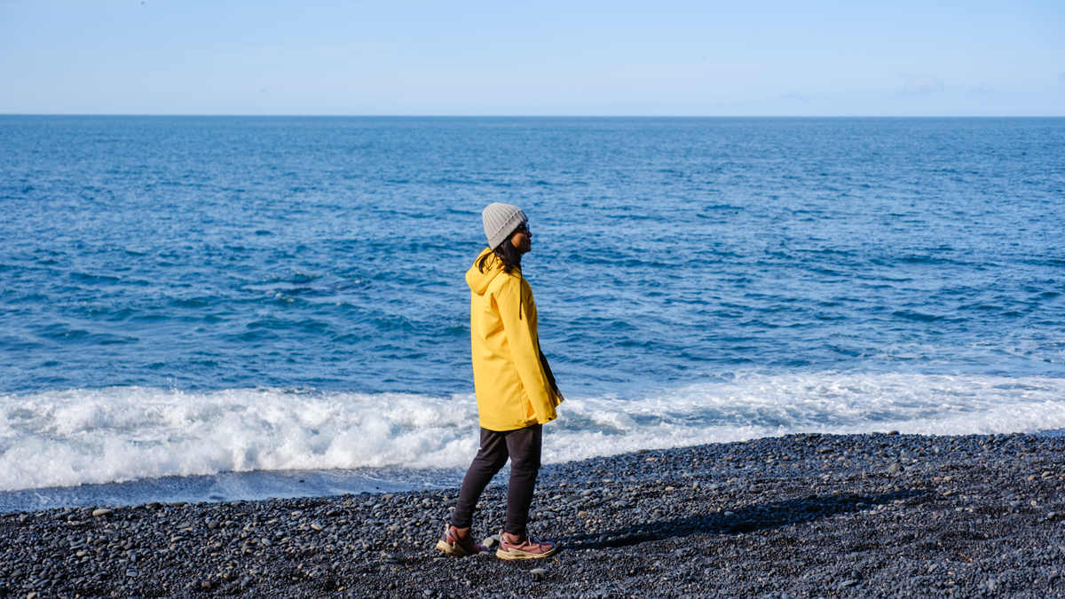 一个上空女人在海边拾贝壳