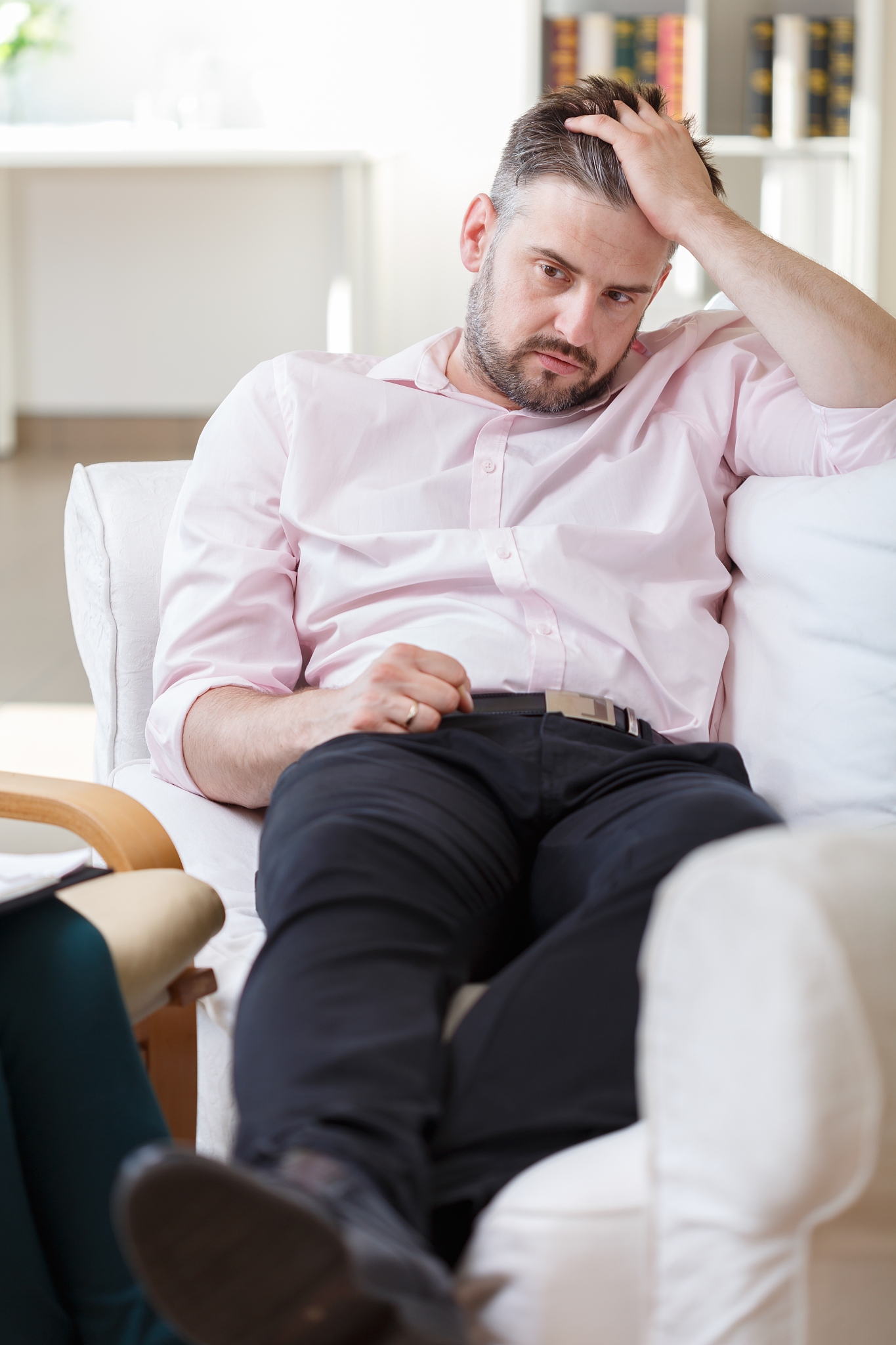 我是患有癫痫病女孩和谈了三年的水瓶男友吵了一架后他本来一天三次都联系我的突然就不联系我了我心里还是很放不下这段感情我该怎么做？
