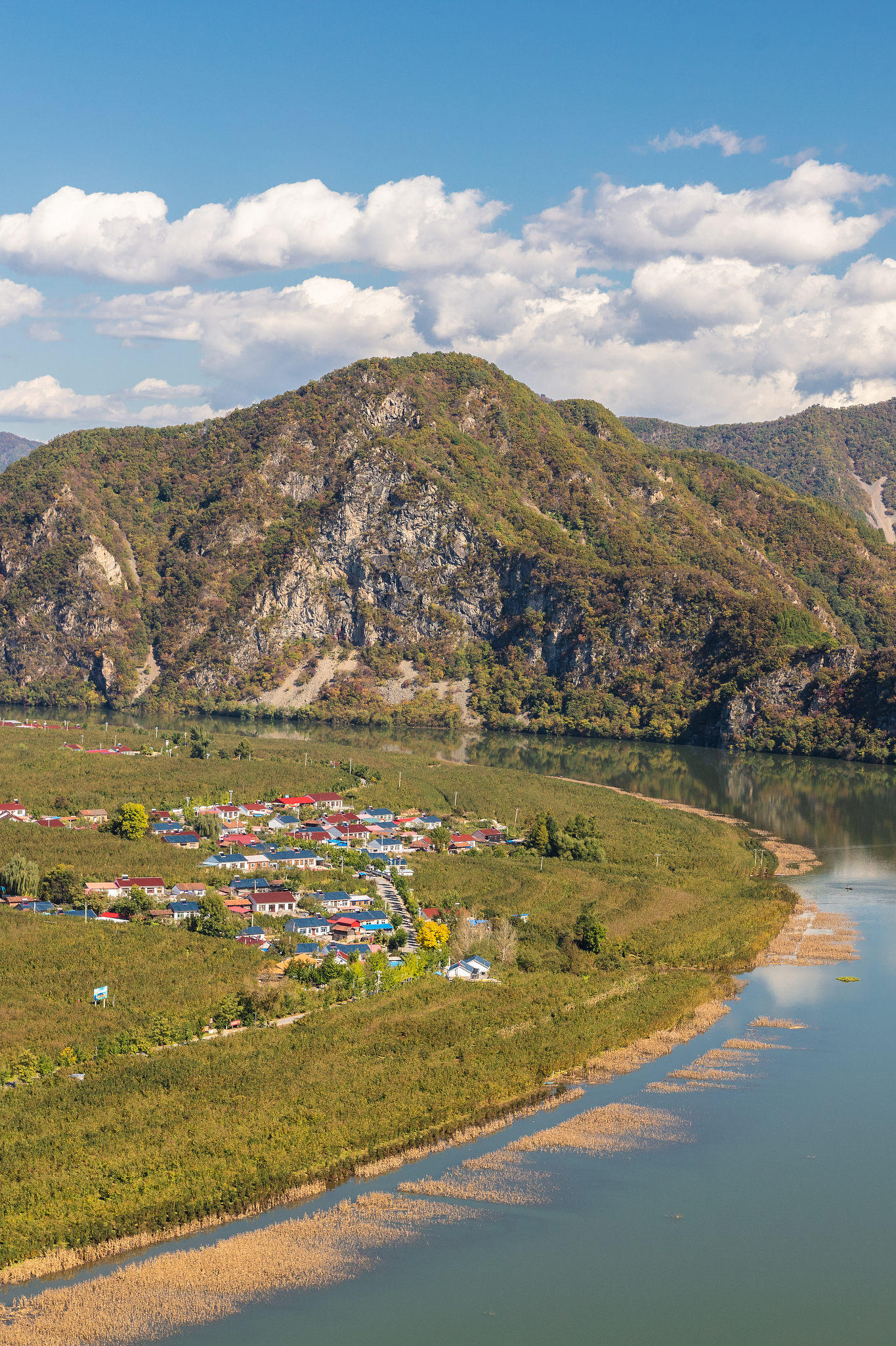 你好你好！有什么可以帮助您的吗？你可以干什么？我可以回答您的问题提供一些信息执行一些简单的任务例如设置提醒或计算器还可以与您进行简单的聊天。中国怎么样？