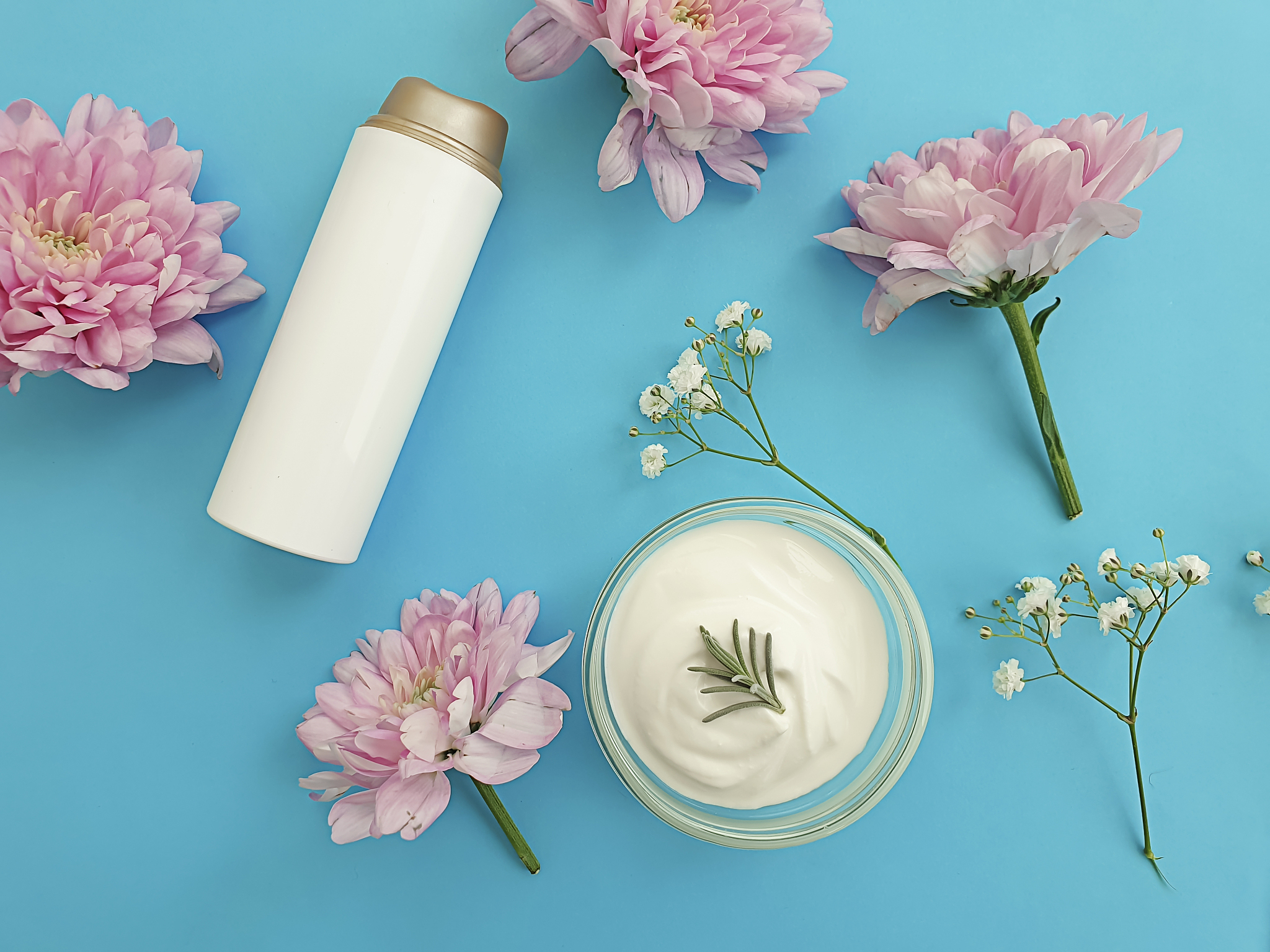 帮我的品牌头脑风暴一些关键词品牌方向是女性护肤品中国风东方美学科技人文色彩