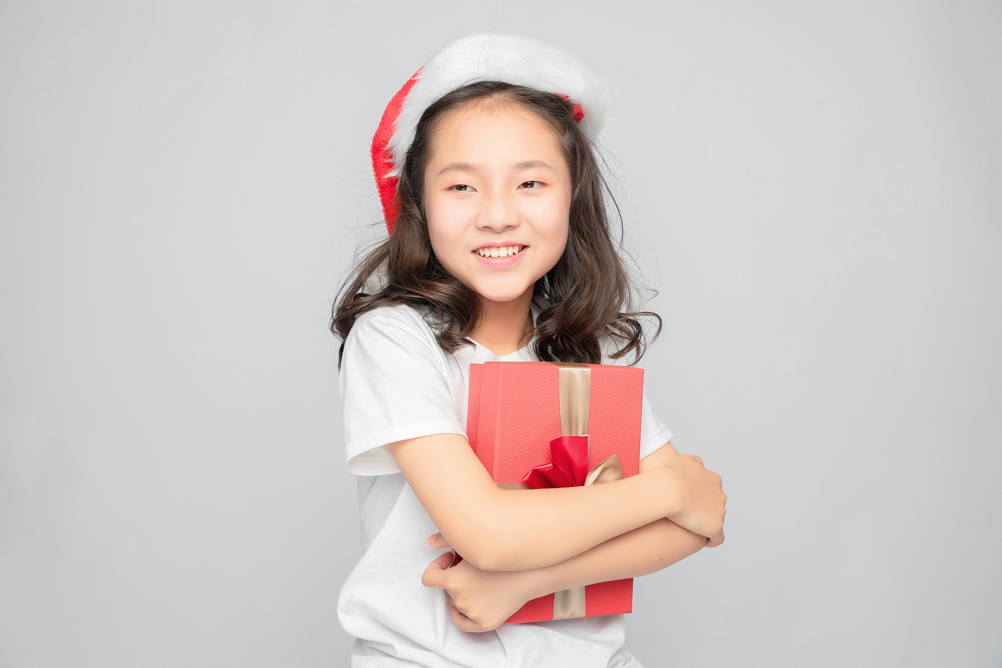 灰色背景里的亚洲小学女生