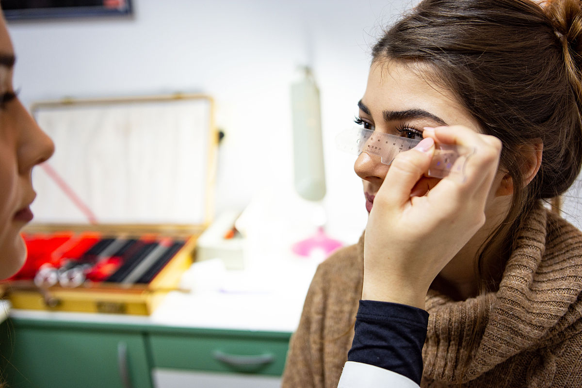 一尺多两点打一字谜底答案揭晓！