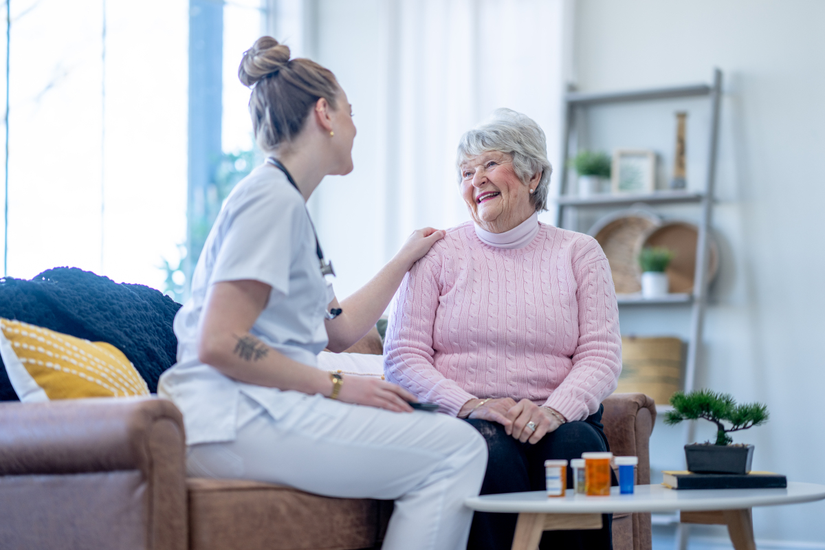 退休老人照顾患病妻子：责任、关爱与住所选择