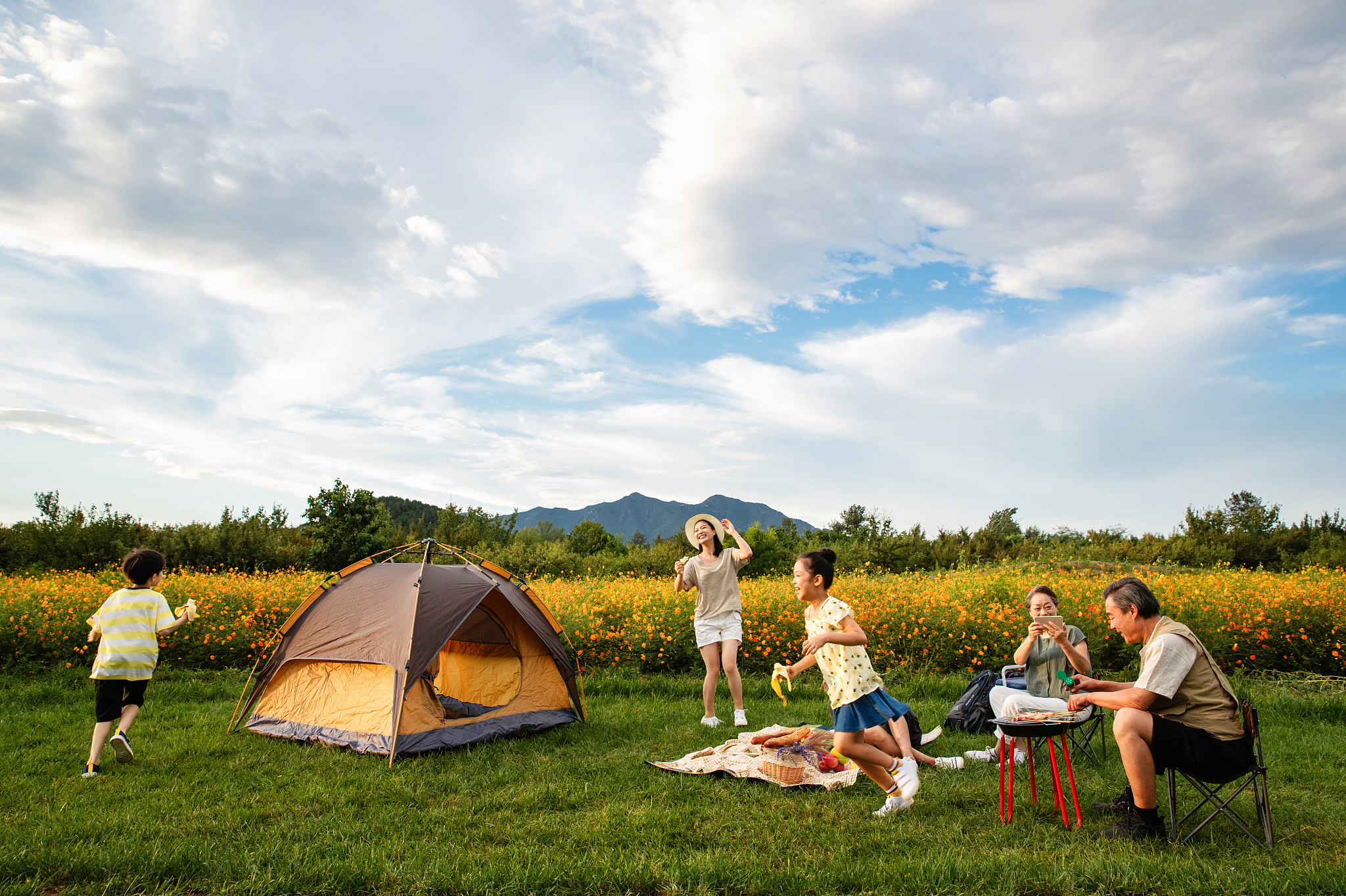 我在钦州市大寺镇开一个网红小院该地址距离大寺镇约7公里位于大寺江和那蒙江的交汇处南岸。我的网红小院只是一个小规模大约占地一亩左右未来将集钓鱼、露营、烧烤和拍照打卡等一体化。第一本项目考虑在不破坏自然环境的前提下做一些不破坏地形环境的建设比如：露营项目只做一些小改动不增加混凝土的施工建设。第二该项目占地面积在1亩左右是在大寺江的南岸边上不占任何的耕地。风景宜人适合城里大多厌倦了城市生活的休闲地。第三