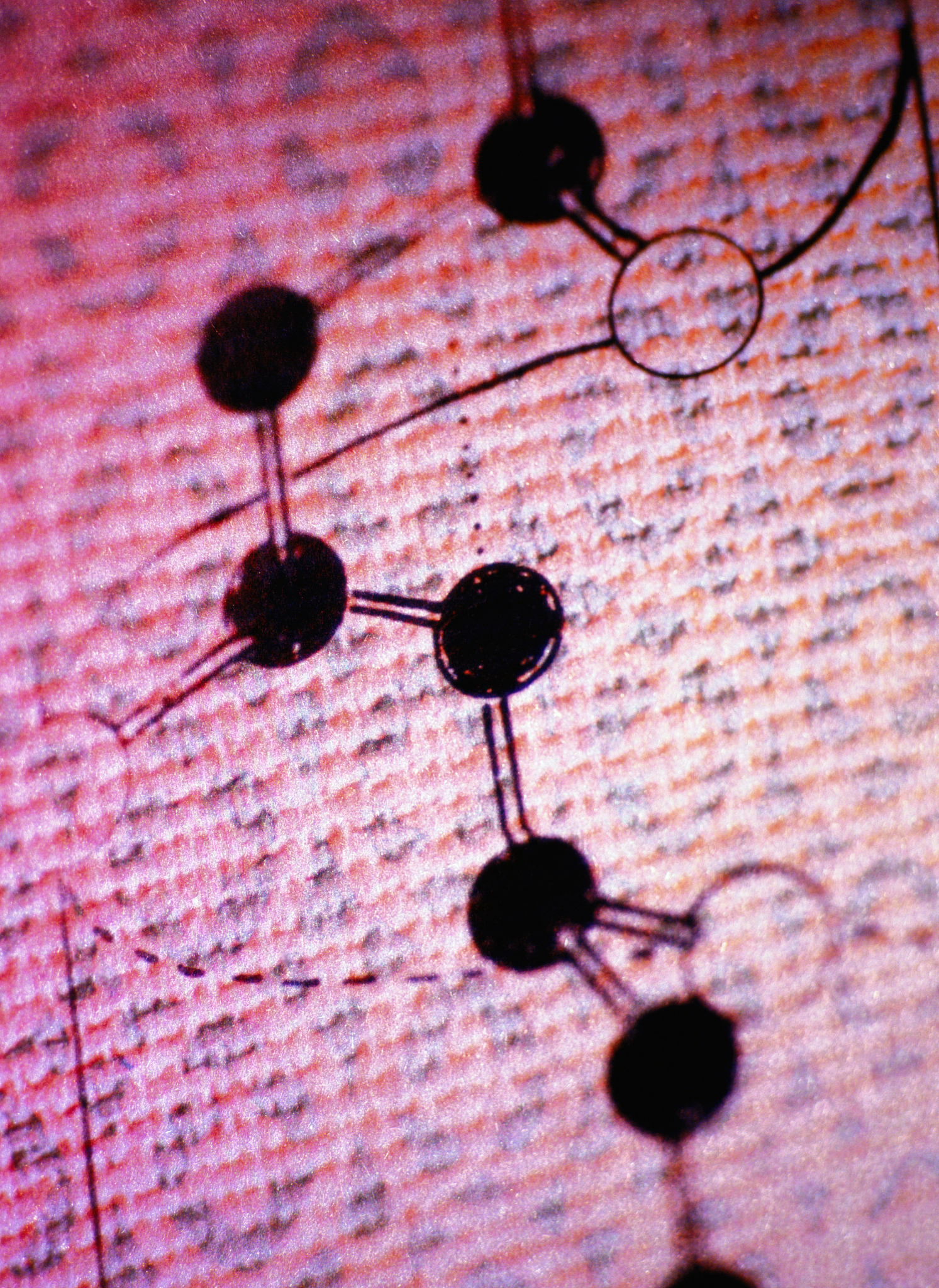 Au 和 Cu 的晶格失配：1.4% 的差异