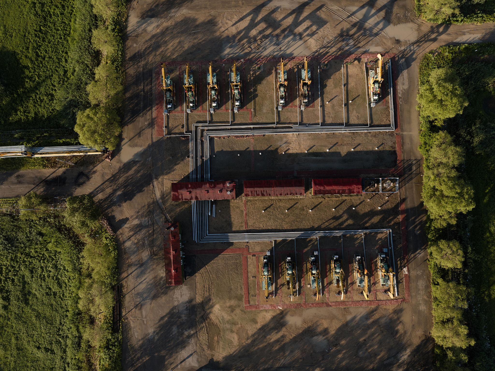 请你以游戏的时间背景设置在二战期间从1939年的波兰战役开始到1945年的柏林之战结束。设计一款游戏描述游戏的系统设定：1社交系统；2社群系统；3经济系统；4发展系统；5文化系统。