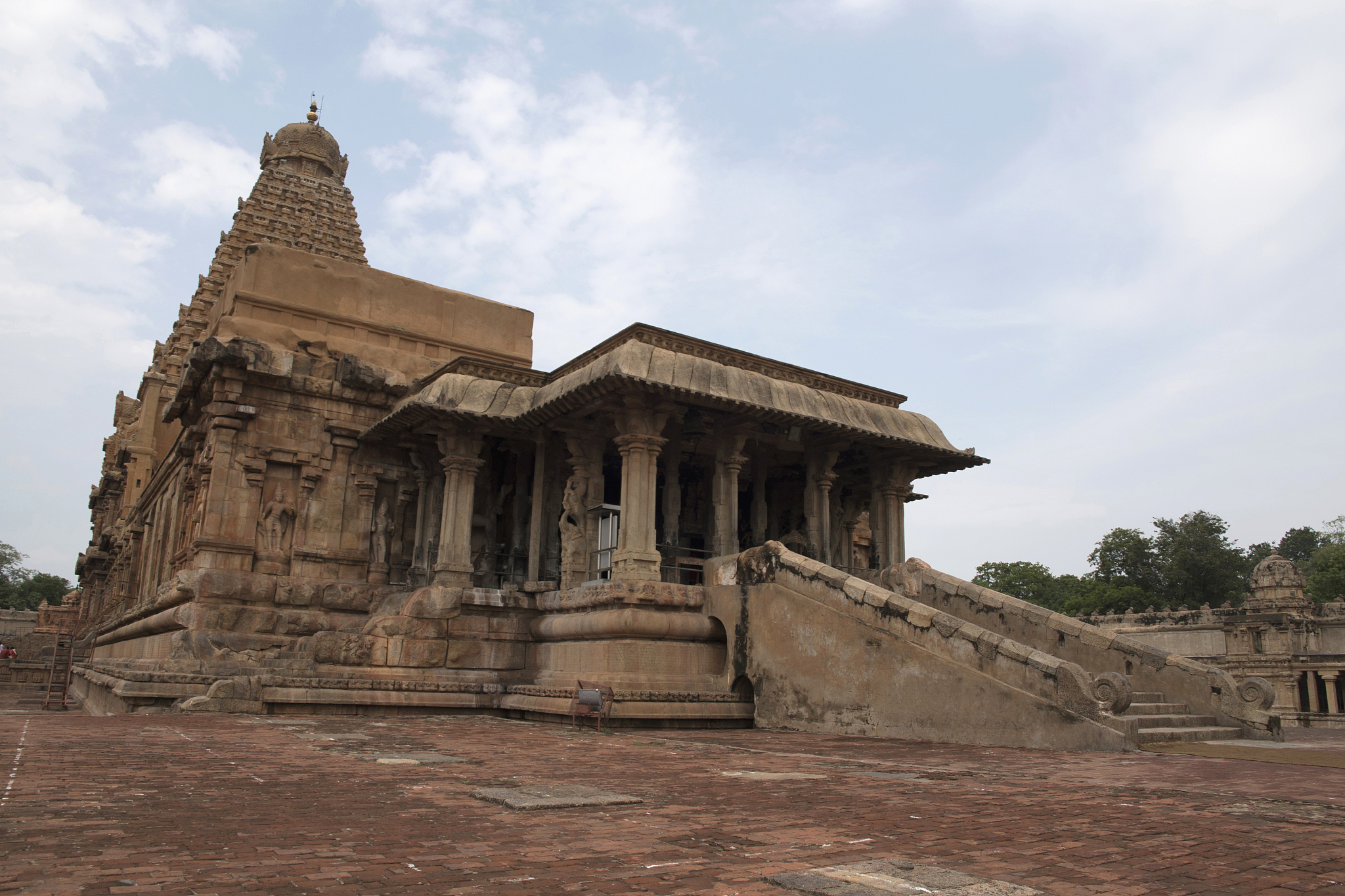 flight of steps leading to pillared mandapa, brihadisvara temple