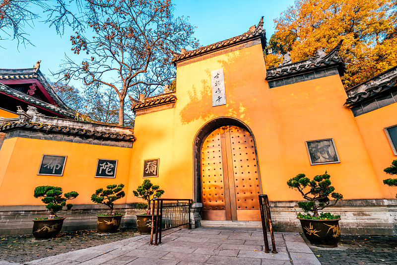 中国江苏省南京市鸡鸣寺大门低角度风光