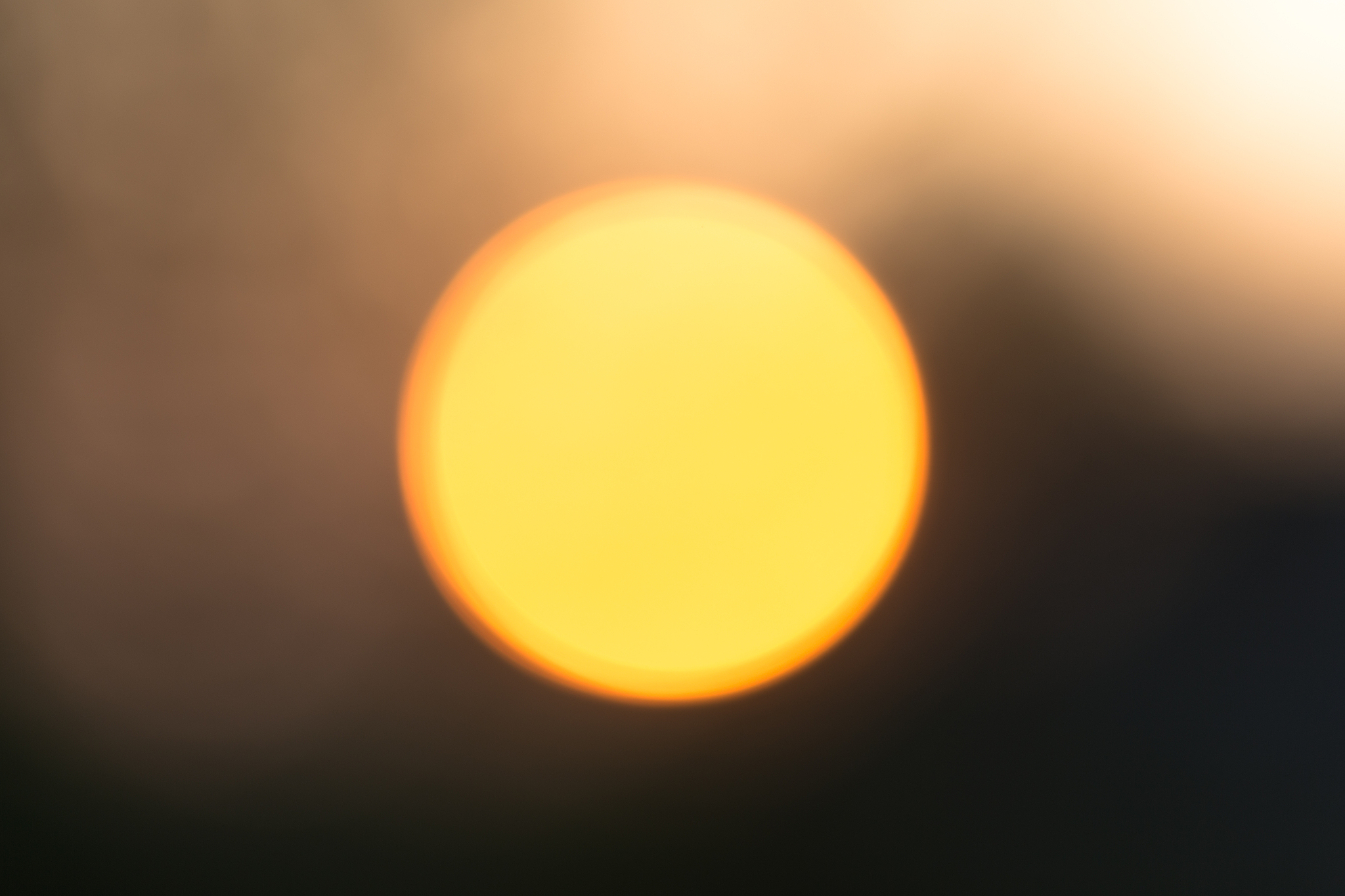 onscherpe achtergrond met ondergaande zon (bokeh)