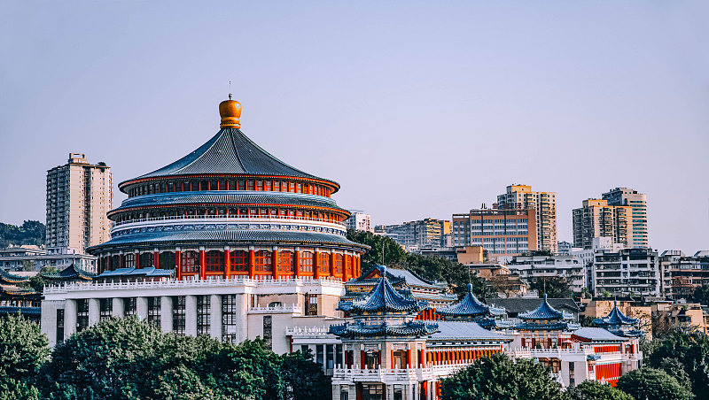 重庆旅游必打卡景点：人民大礼堂、解放碑、鹅公岩大桥、洪崖洞、李子坝轻轨站