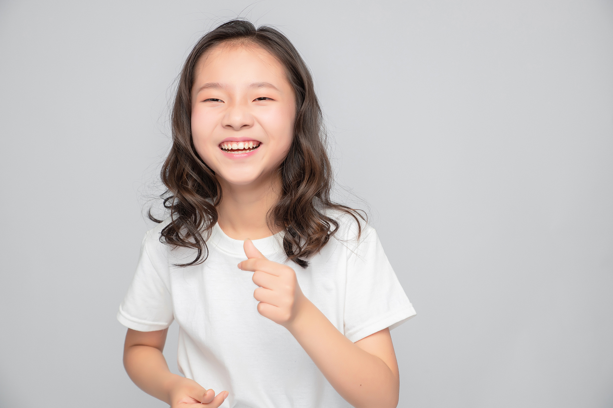 灰色背景里的亚洲小学女生
