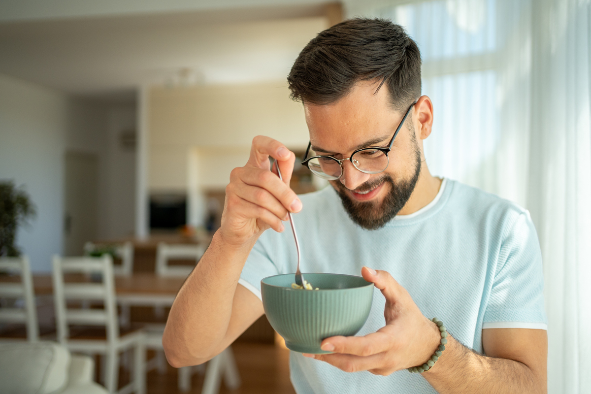 男人爱吃的原因：从生理到社交的解读