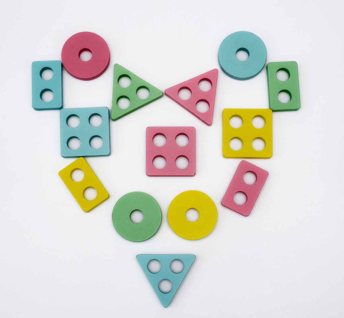 幼儿园益智区活动：形状拼图和数字游戏