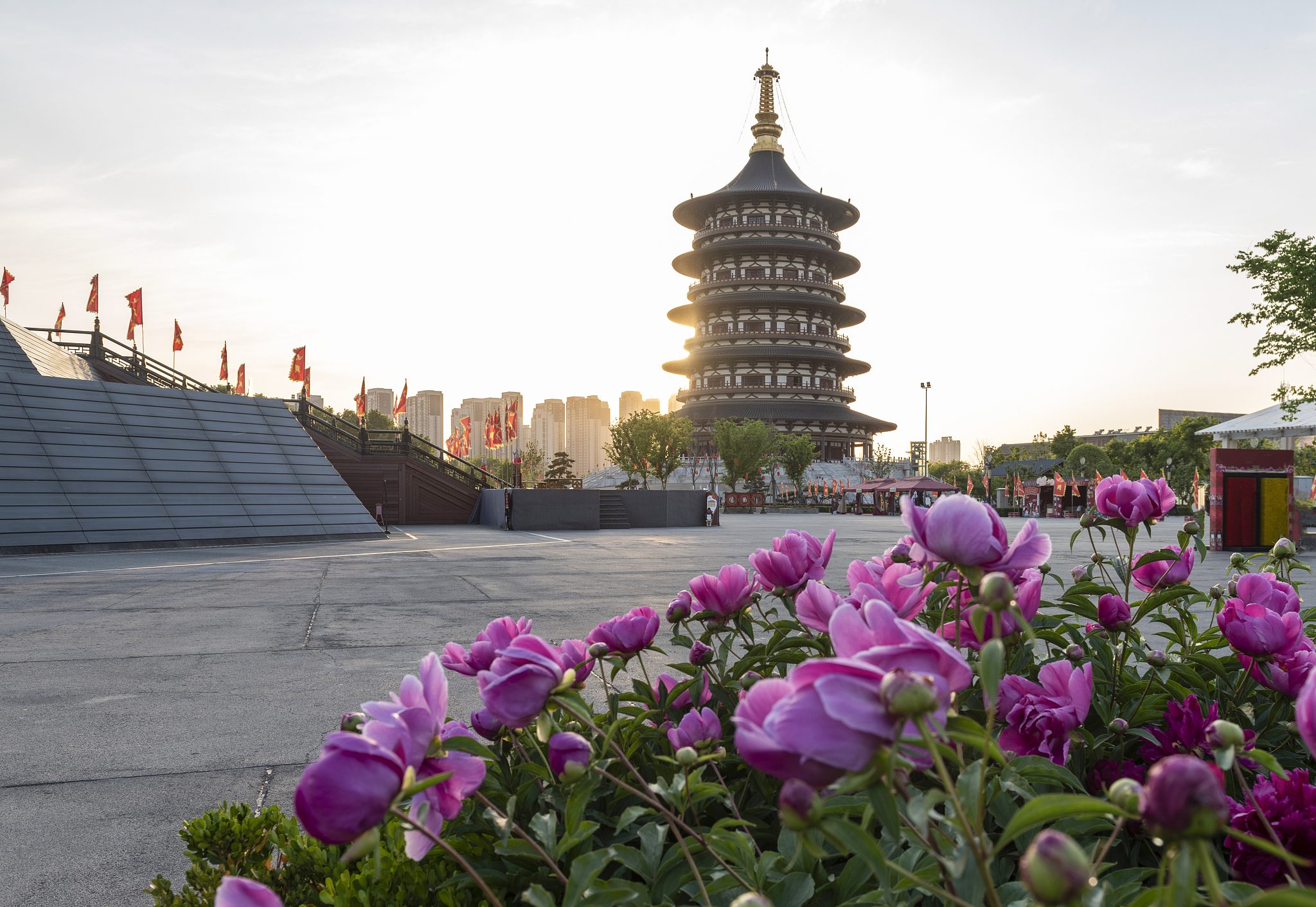 请从三个层次给论文《洛阳市旅游业发展现状及对策研究》写一个目录