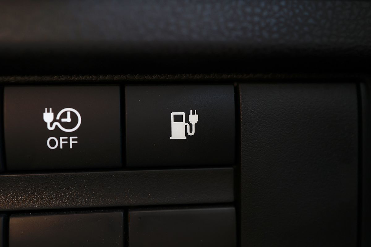 宝马使用运动模式全车瞬间没电熄火之后又着车了 200字