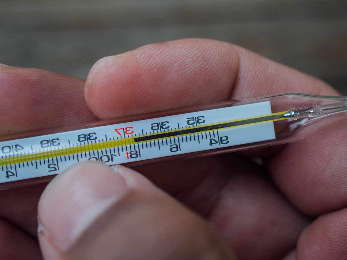 幼儿手心374度正常吗？