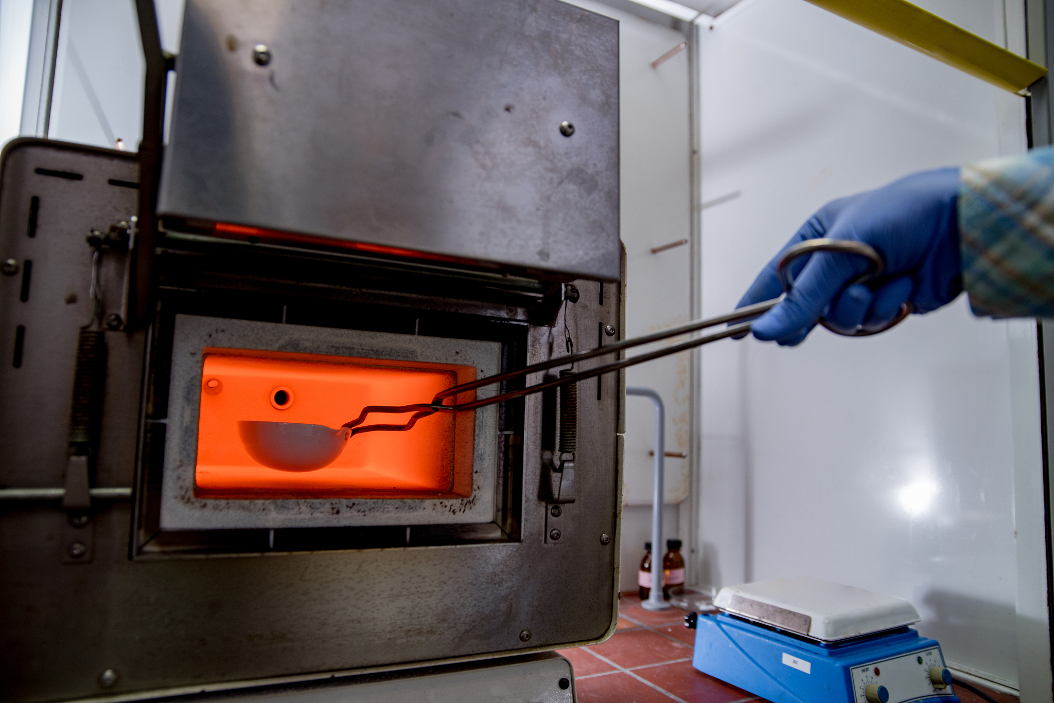 全硅测定马弗炉加热1000°C半小时样品无裂开脱落原因分析