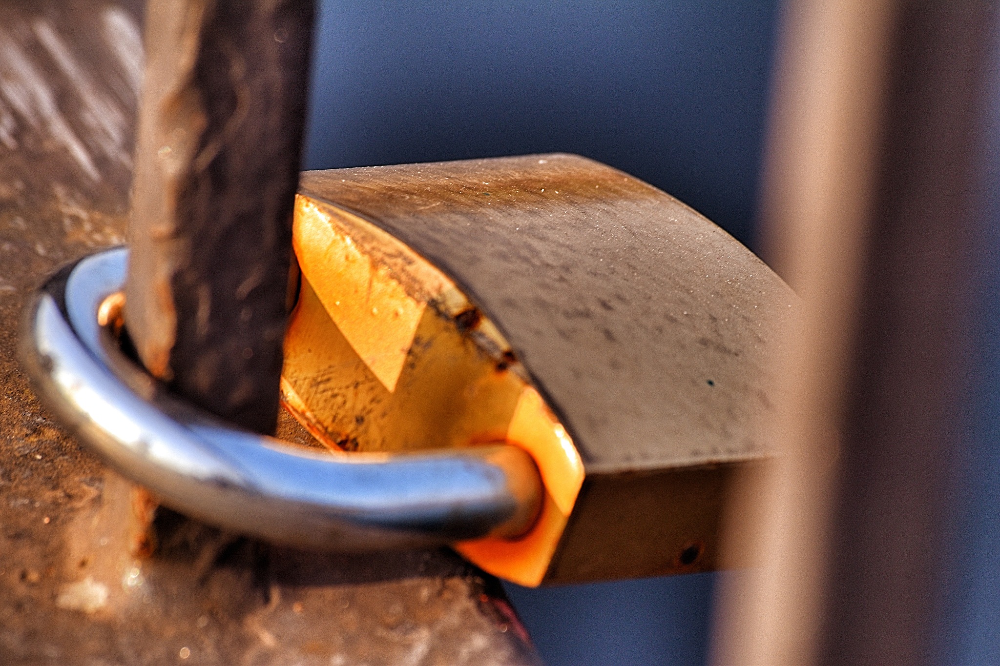 扩展描述：焦距、视场、放大倍率。通常来讲镜头的焦距是指像方焦距即像方焦点和像方焦平面见的距离。视场是镜头与 CCD 相机连接时物体可被看见的范围大小。光学放大倍率指 CCD 尺寸大小与视场大小的比值。