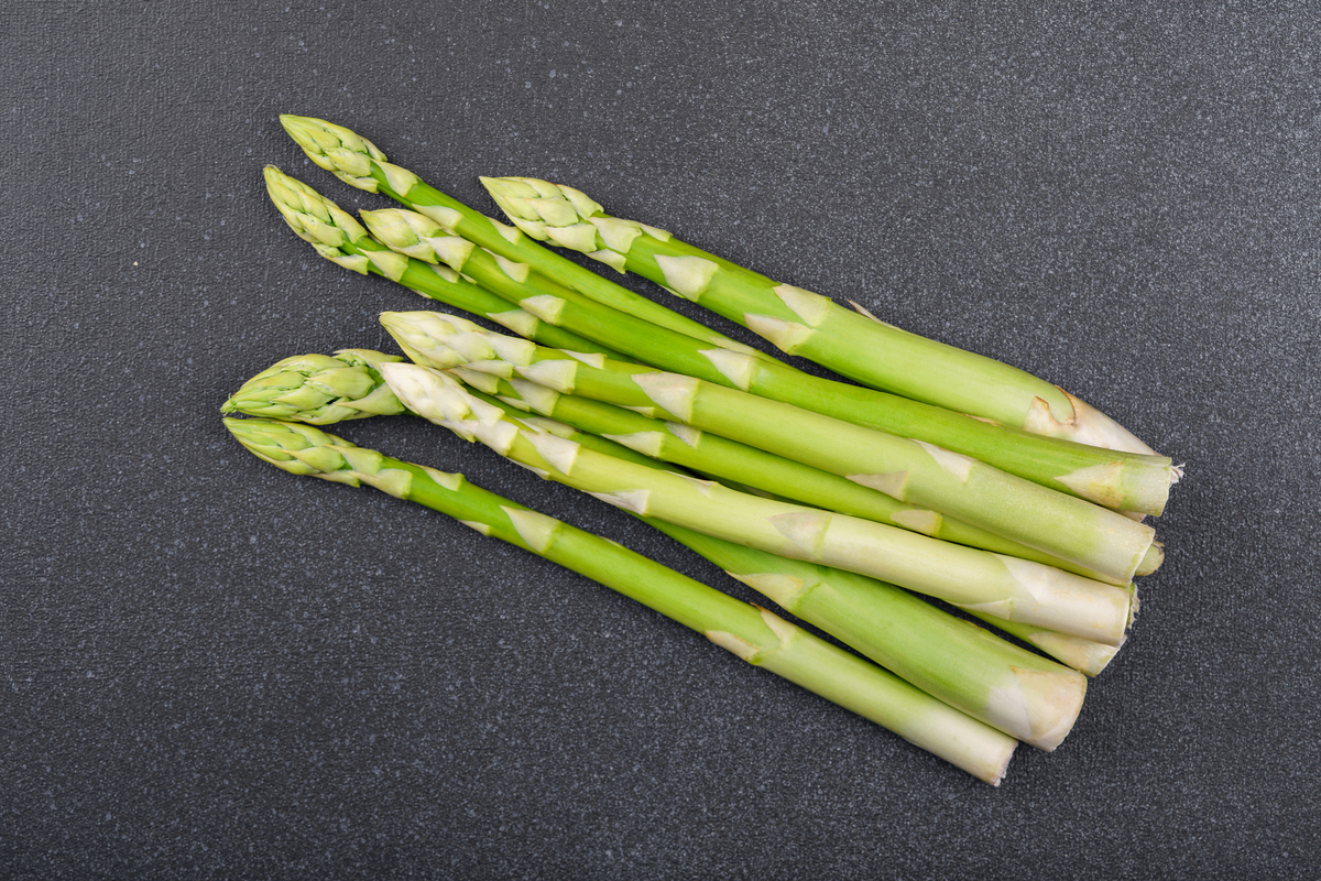 请帮我写1篇不少于800汉字的博客文章语言要幽默接地气。主题是：芦笋是笋吗