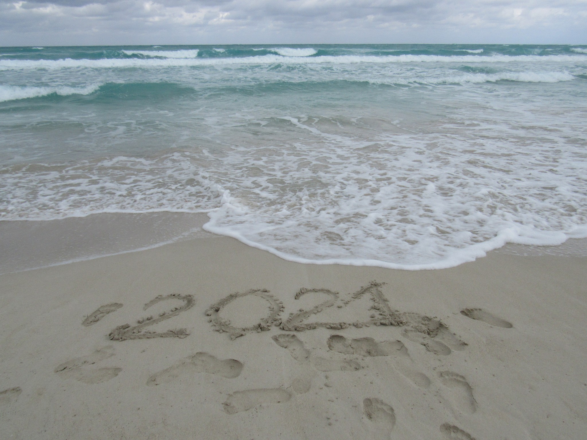 帮我想一个朋友圈去海边旅游的文案简单一个的