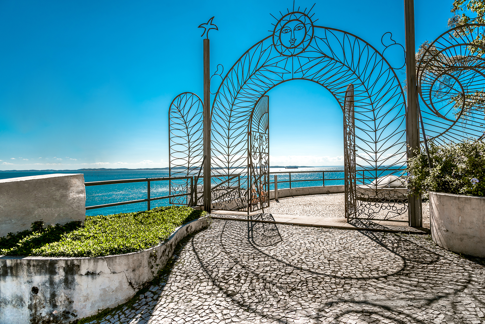 轮回轮回文明的舰队穿过大海上的迷雾驶入了巫师殖民地的海湾扩写这段话