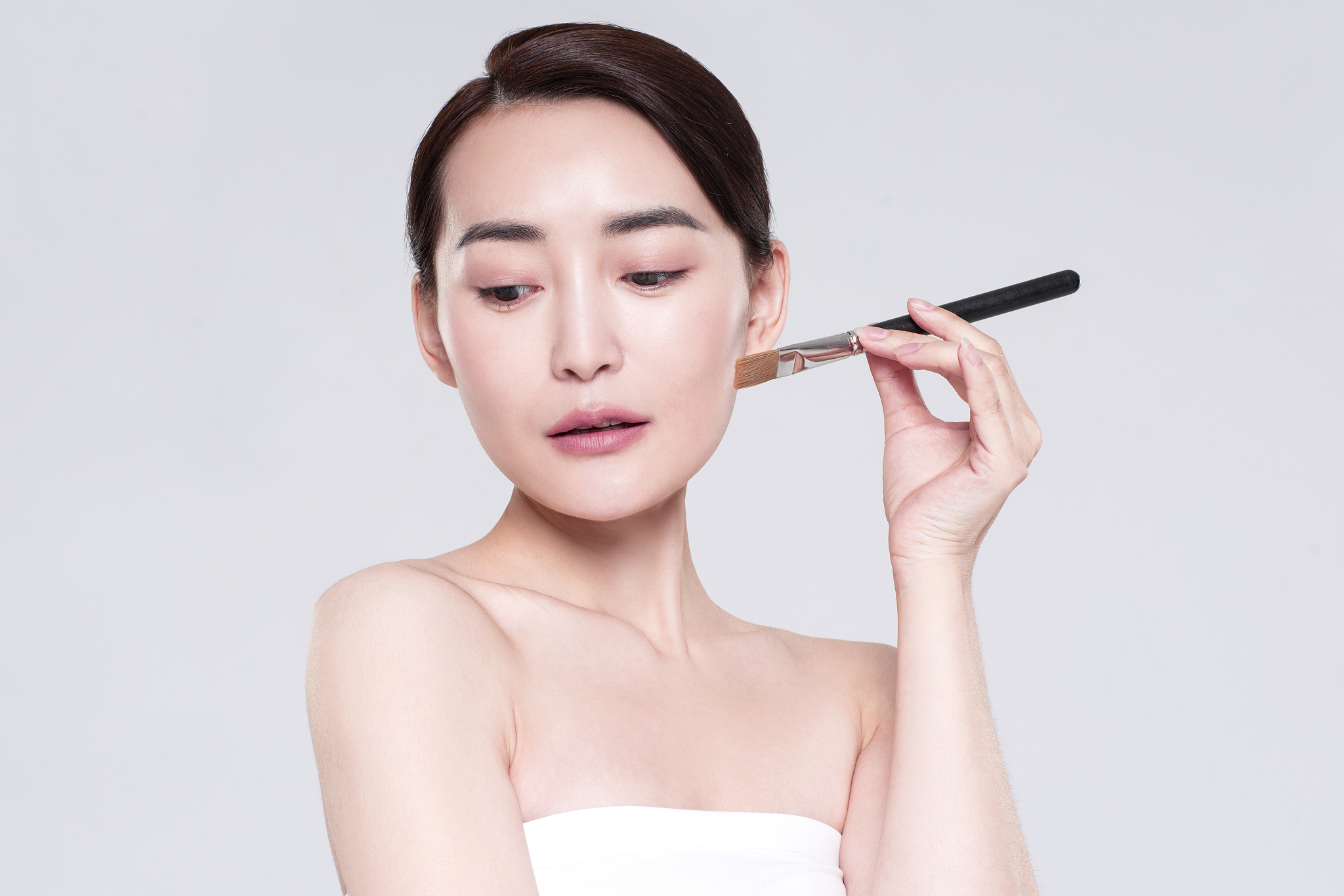 亮颜遮瑕膏怎么用才自然？5个技巧打造无暇妆容