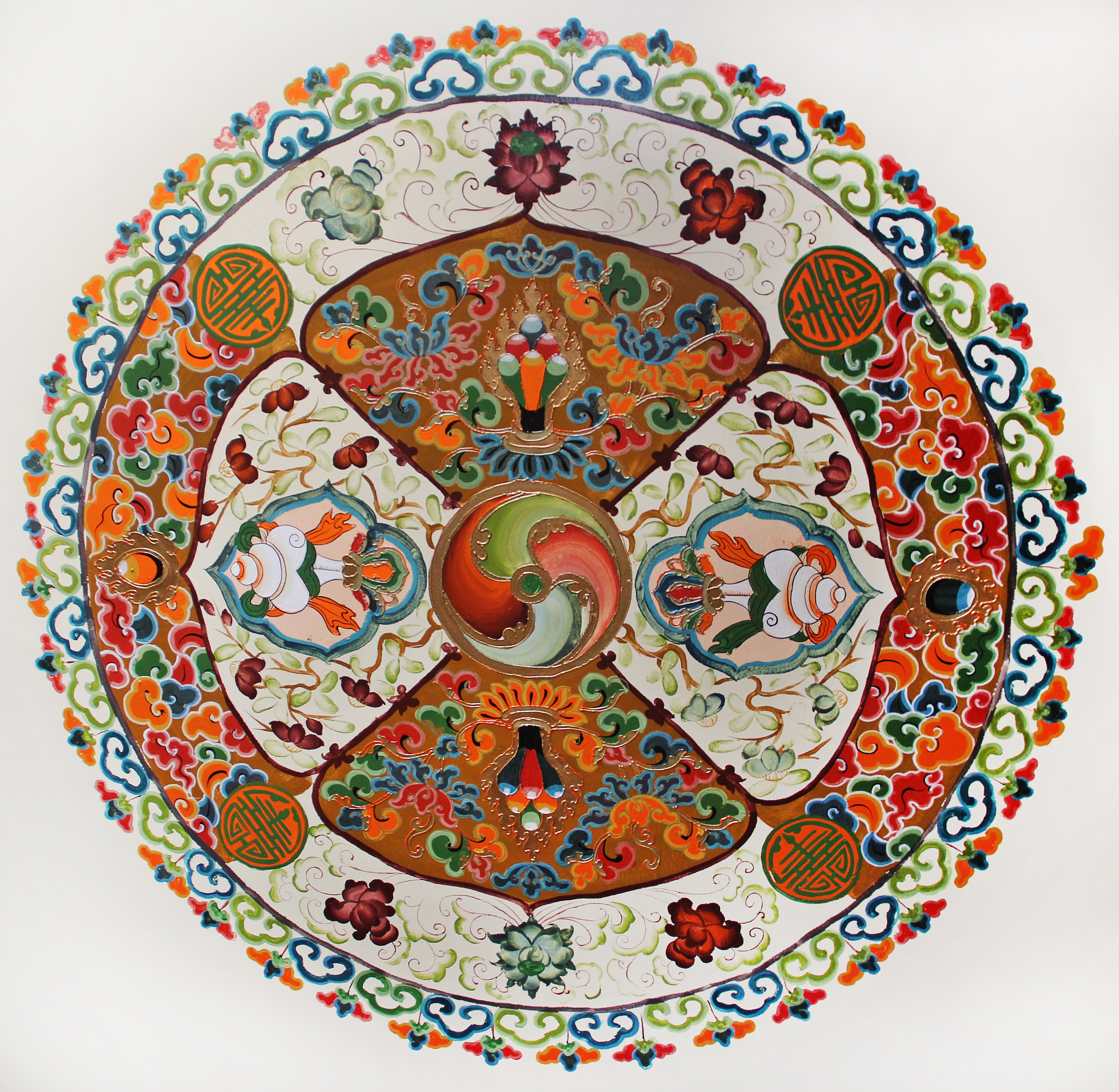 藏族吉祥纹样的文化载体与其所处的地理环境、历史人文环境下的生活与生产方式密切相关。在雪域高原的每一个角落有人经过的踪迹就可以看到承载着藏族厚重文化历史的吉祥图案。历经岁月的沉淀与发展演化出丰富多样的载体如建筑、绘画、雕塑、染织物、服饰、唐卡、风马等等。藏族吉祥图案的文化载体除形式丰富多样外其形成所依附的物质材料、工艺技术、适合性应用等条件从多角度折射独特的高原文化特征彰显着高原环境下历史人文群体意