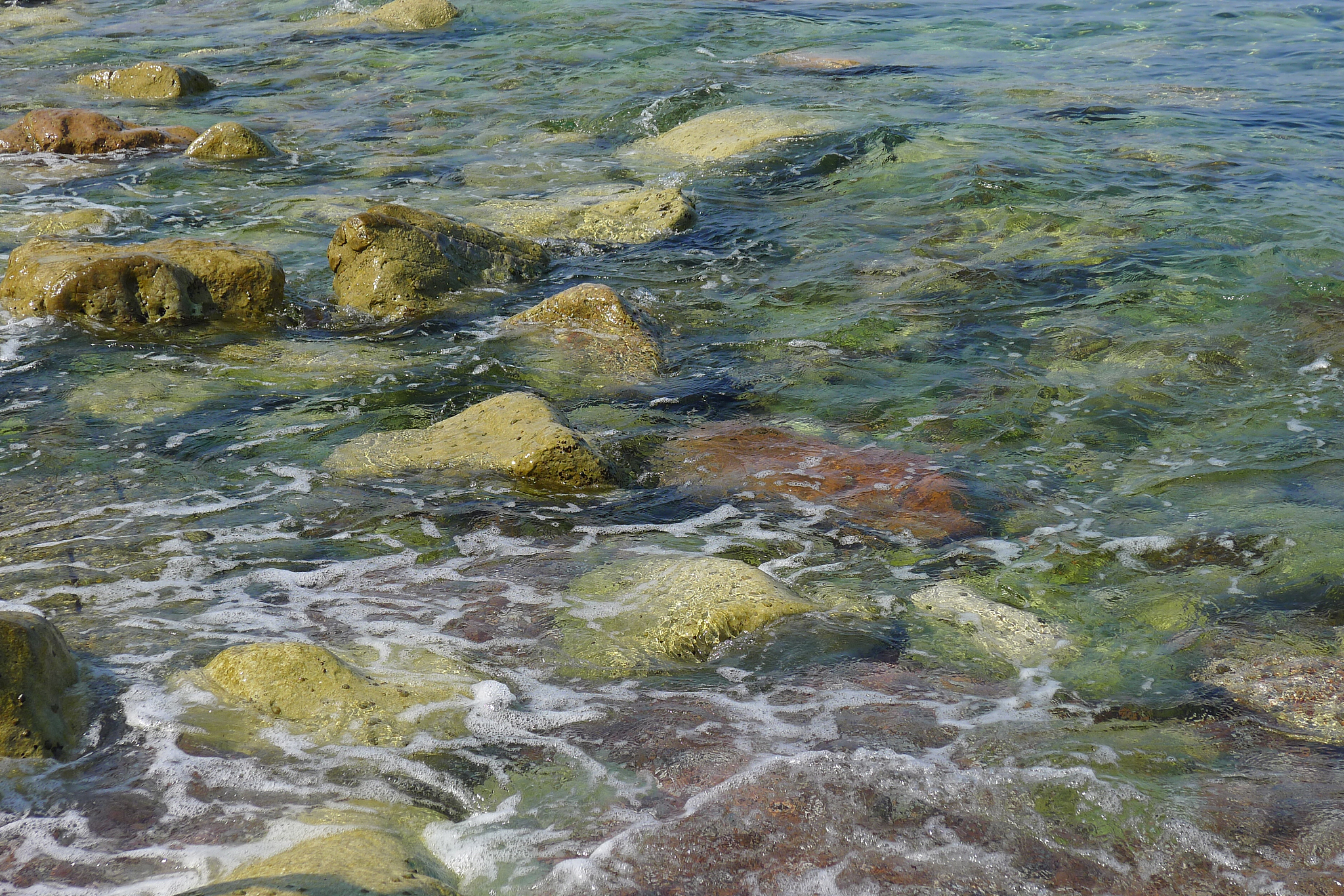 修改语病：In works that integrate mixed materials with vivid landscape paintings water-based materials which utilize water as a medium are predominantly employed These materials possess a certain degree of