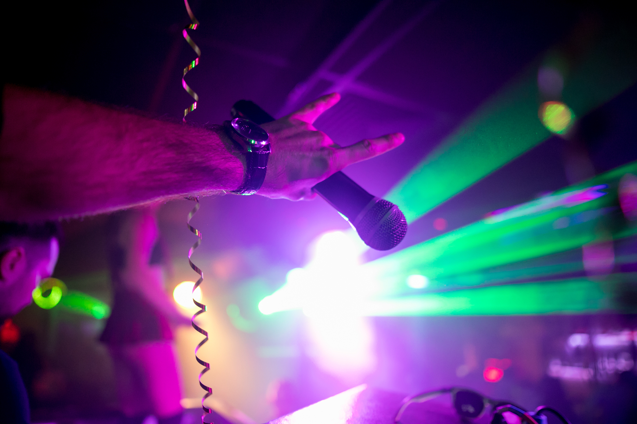 酒吧VJ必备技能指南：从技术到艺术，全面提升你的视觉表现力